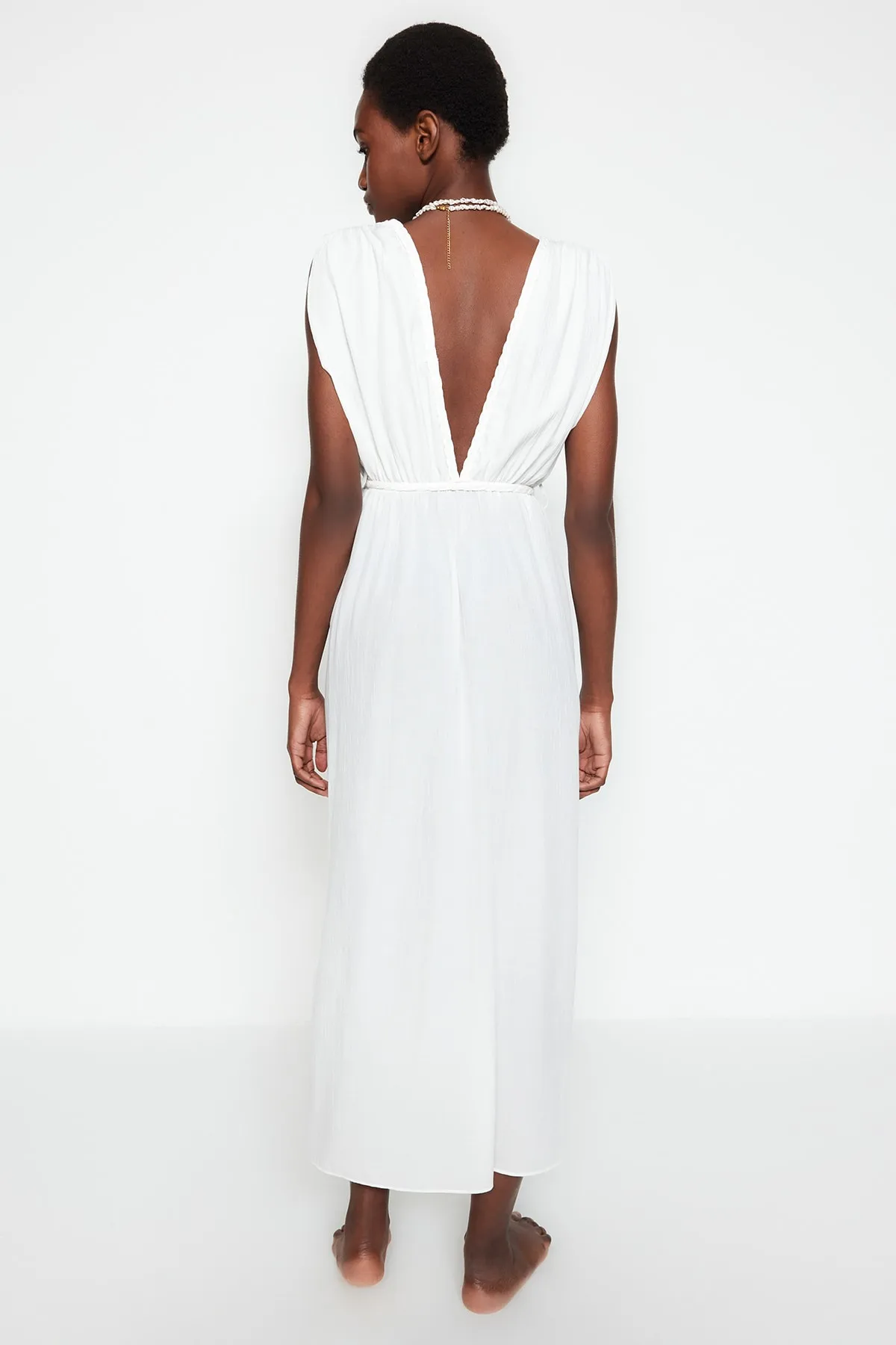 Trendyol Collection  Weißes Maxi-Strandkleid mit gewebtem Schlitz TBESS23EL00069