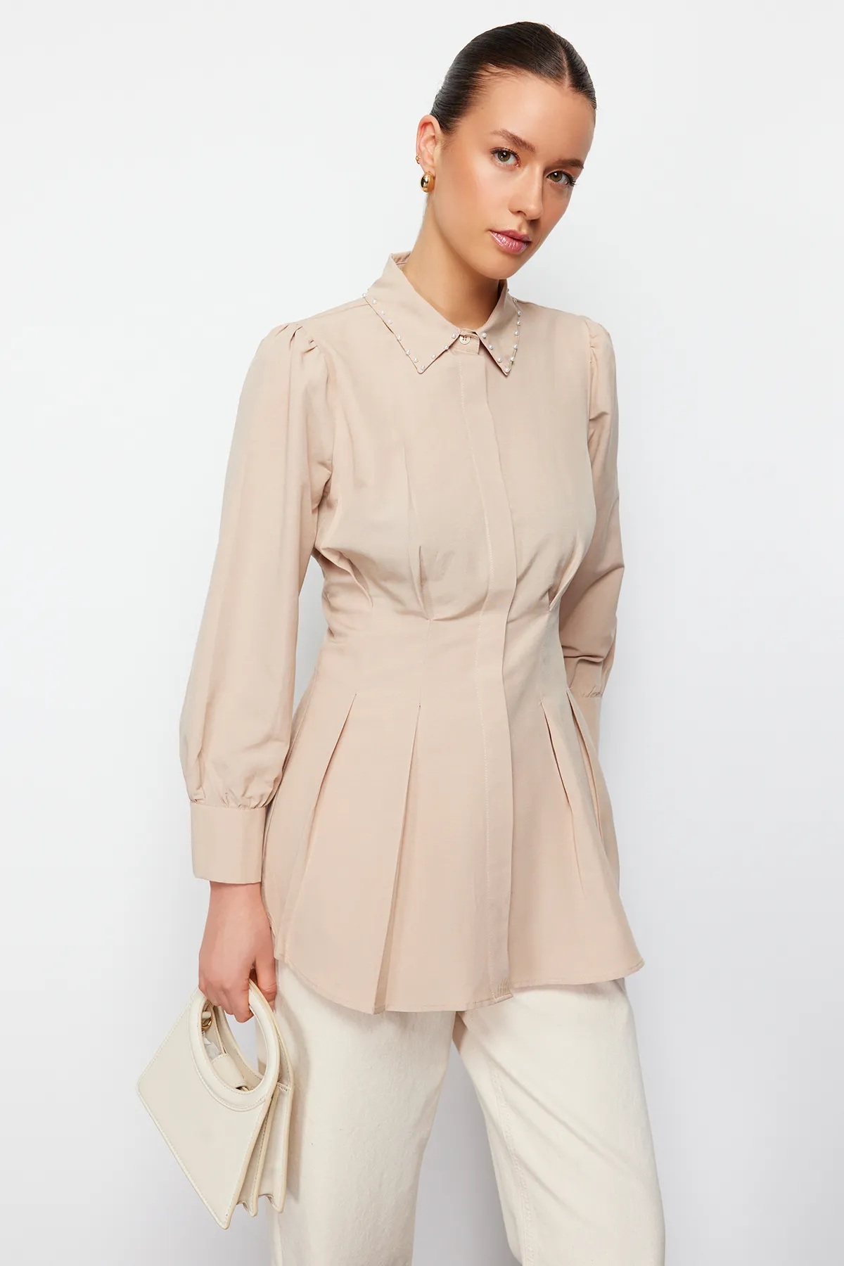 Trendyol Modest  Gewebtes Hemd mit Perlendetails in Steingrau TCTAW24TG00027