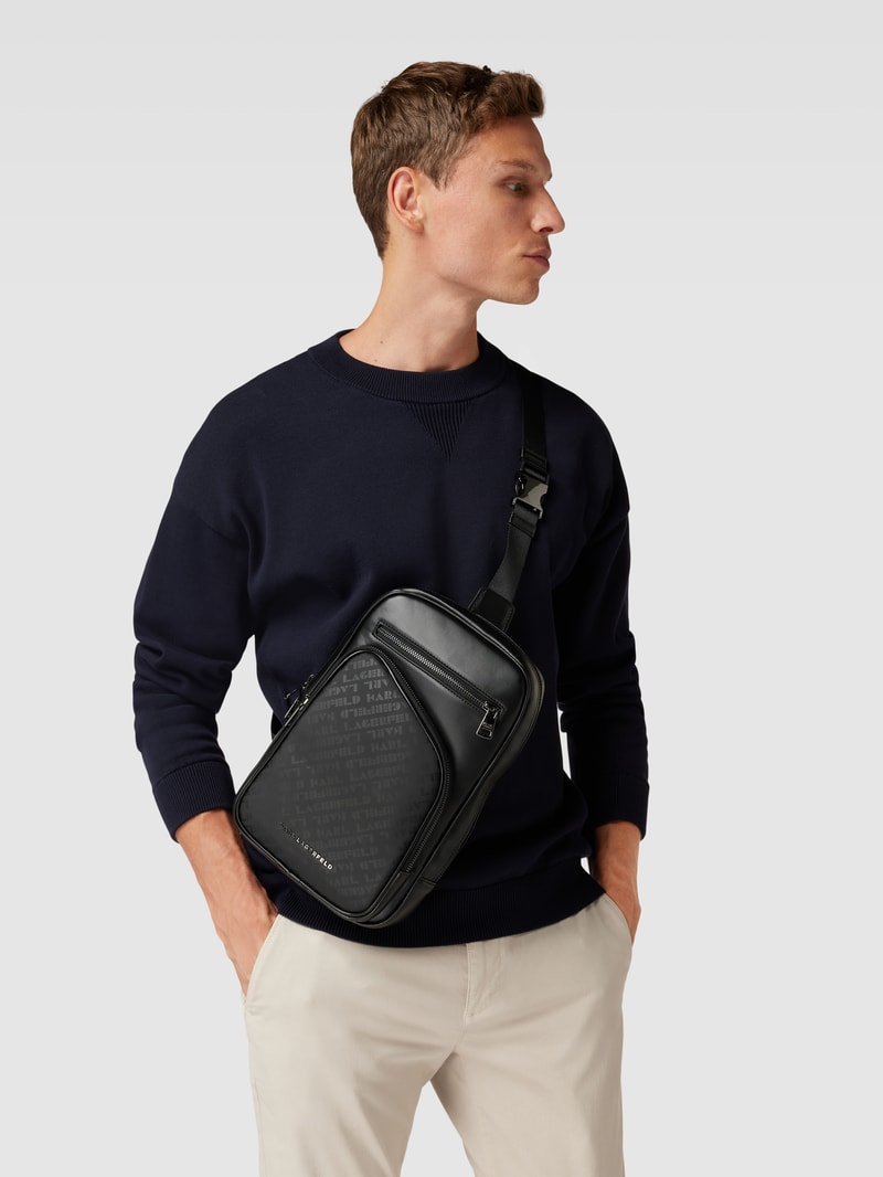 Crossbody Bag mit Label-Detail in schwarz