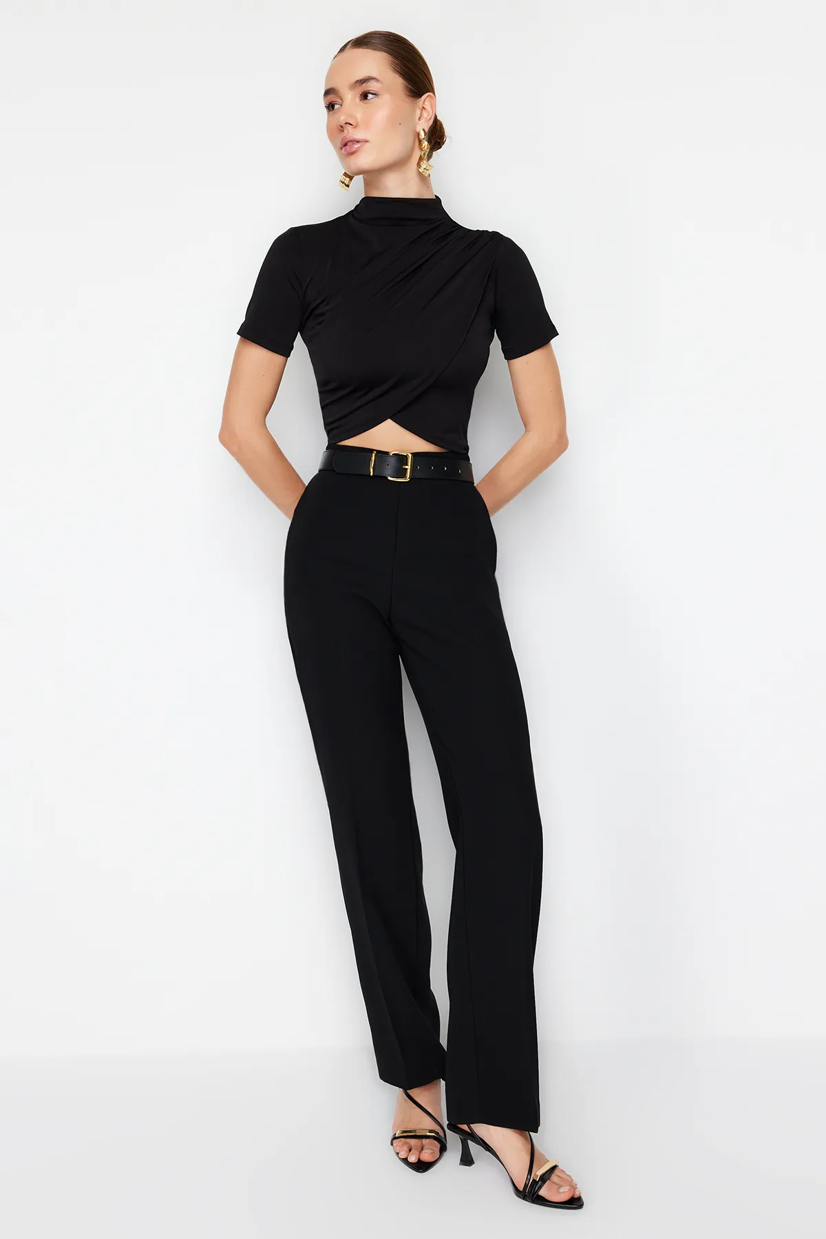 Trendyol Collection  Schwarze kurzärmlige drapierte Crop-Bluse mit Stehkragen und Strickbluse TWOSS24BZ00422