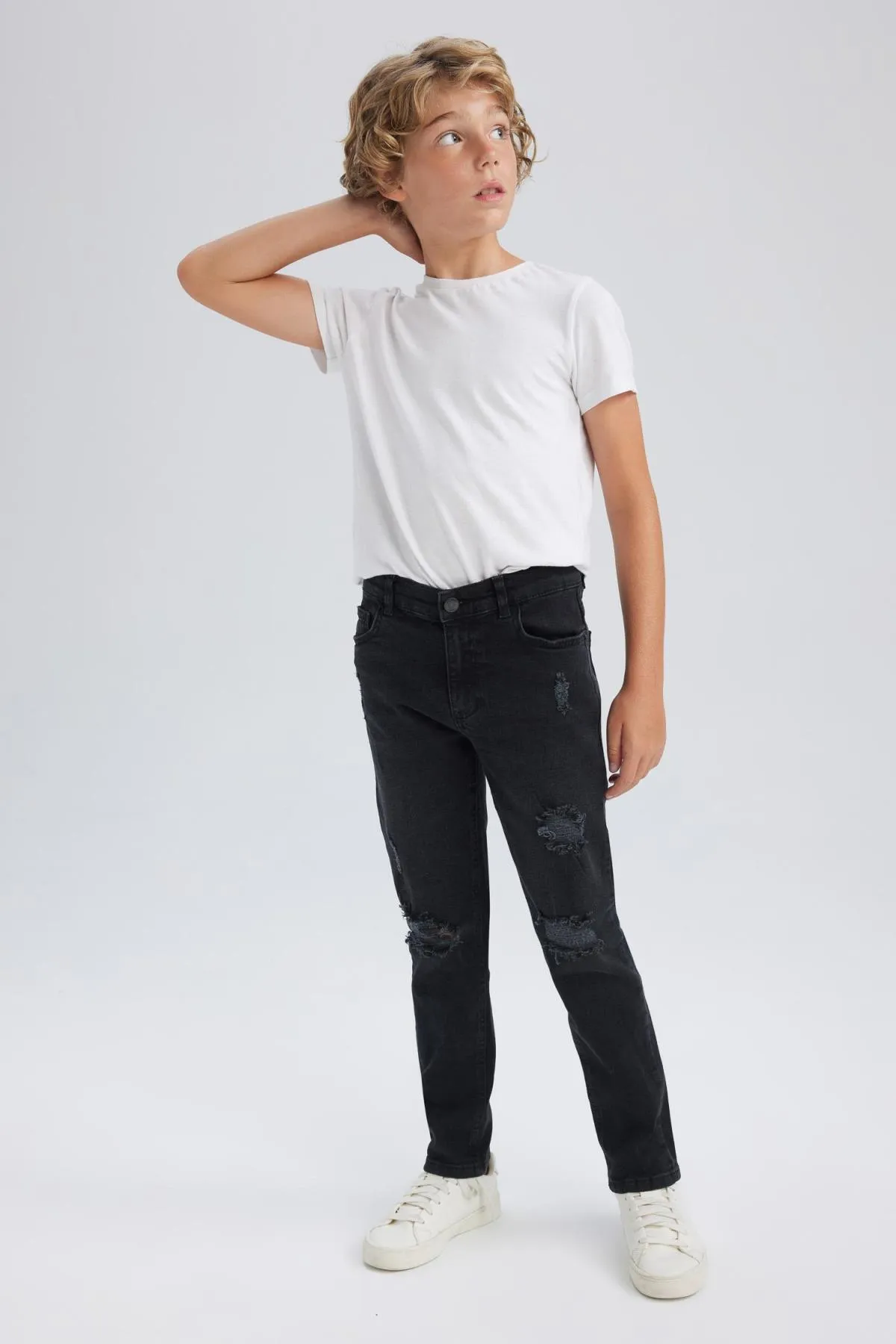 DeFacto  Jeanshose für Jungen mit schmaler Passform, zerrissenem, detailliertem Skinny-Leg-Jeans A5550a823au