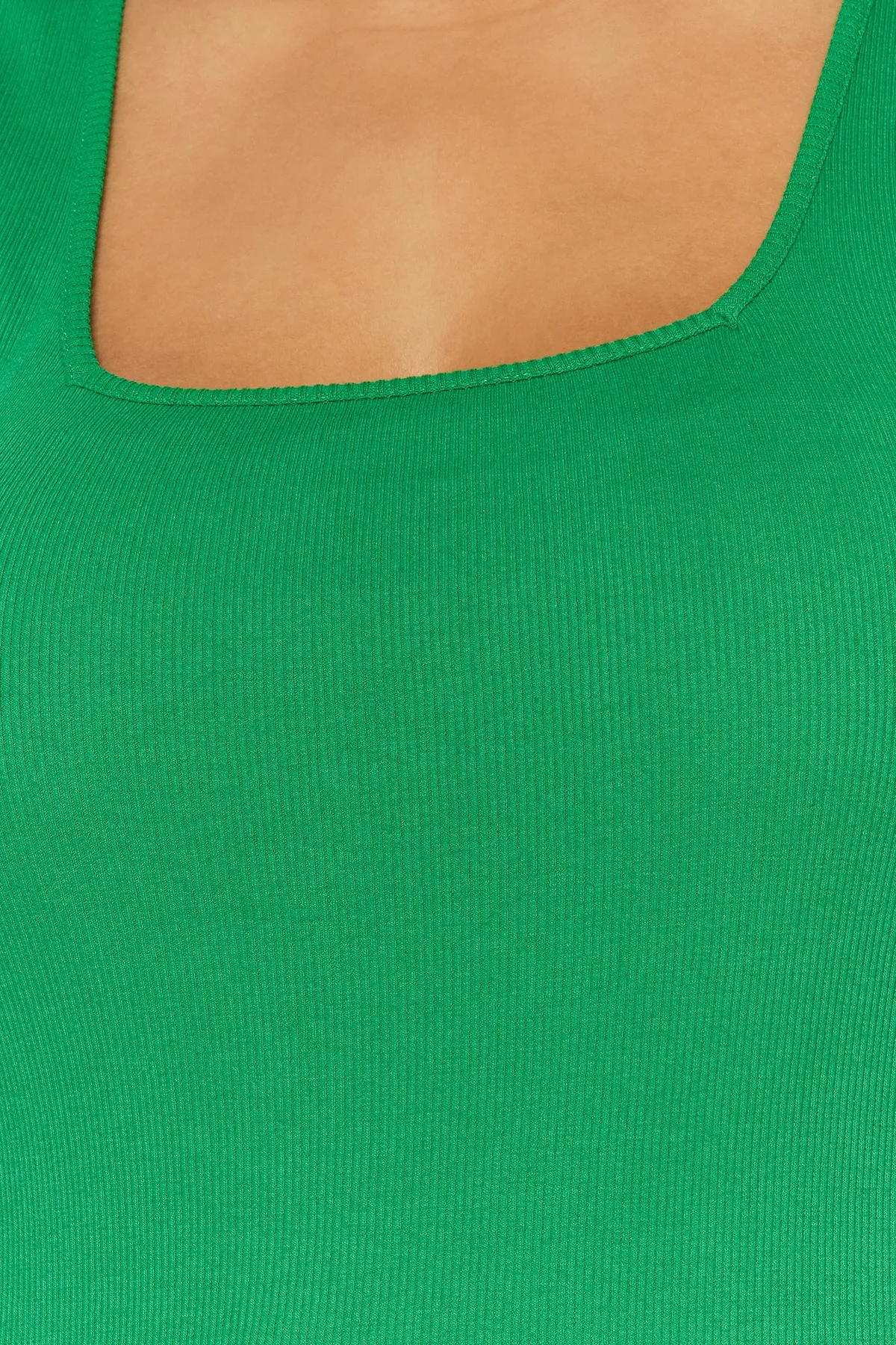 Trendyol Curve  Grünes Basic-Tanktop mit schnurgebundenem Strick und quadratischem Kragen TBBSS22AL0011