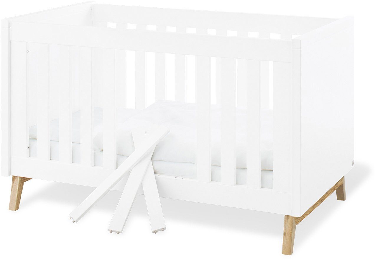 Pinolino® Babyzimmer-Komplettset Riva, (Set, 4-St., Kinderbett, Wickelkommode, Schrank, Wandregal), breit; mit Kinderbett, Wickelkommode, 2-trg. Schrank & Wandregal