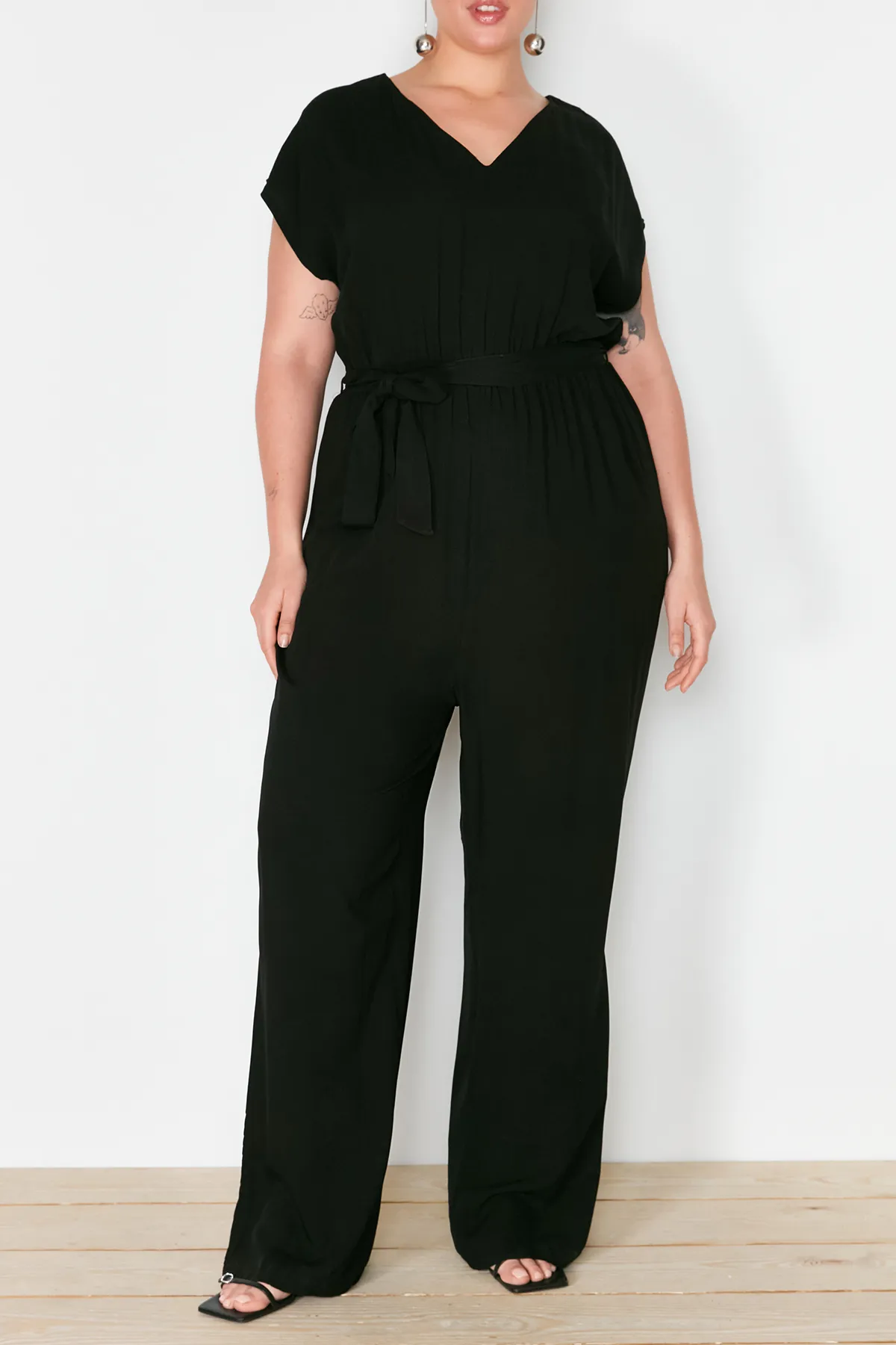 Trendyol Curve  Schwarzer, gewebter Jumpsuit mit weitem Bein und Gürtel TBSSS22TU0161