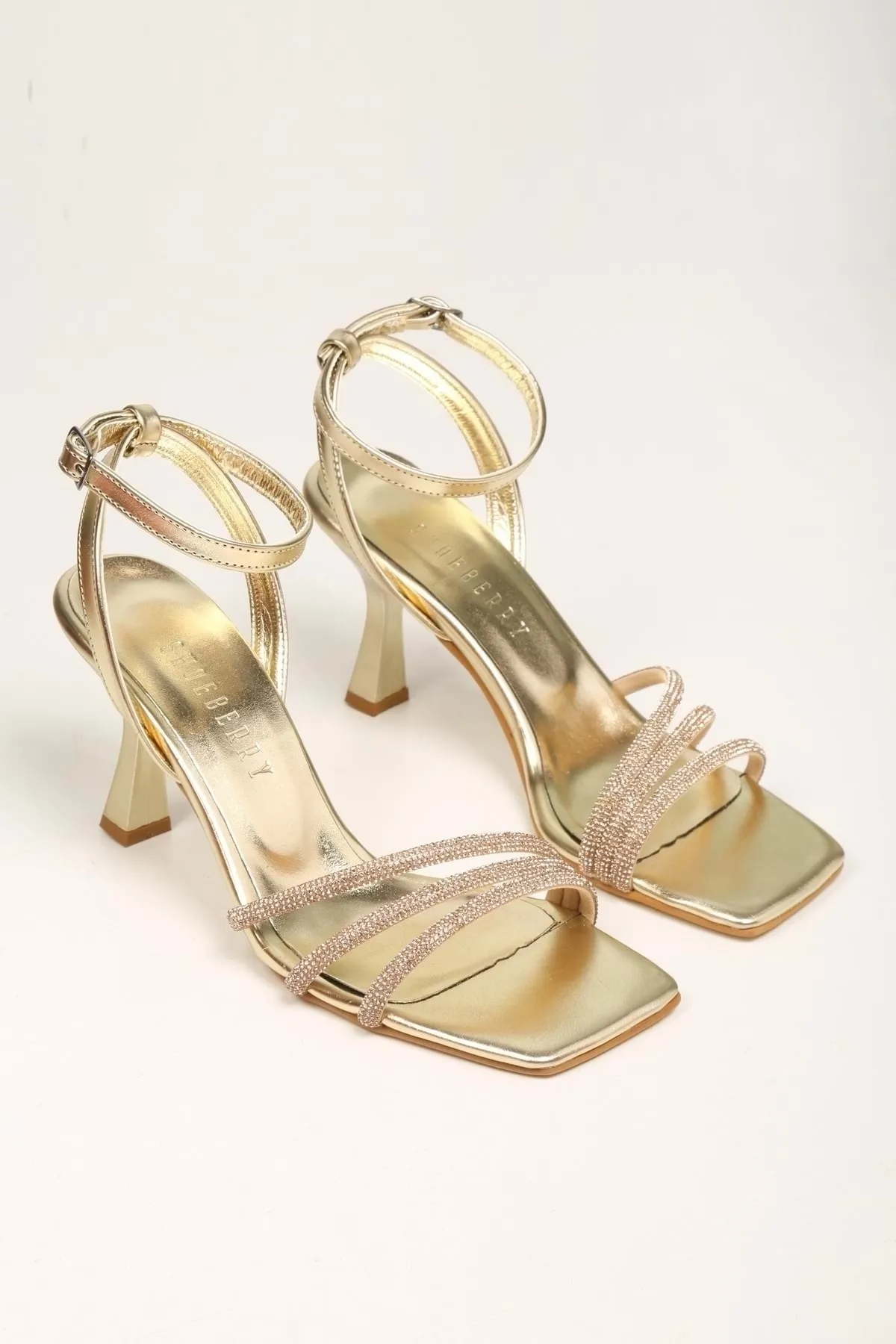 Shoeberry  Damen-Schuhe mit Absatz „Rue“ in goldfarbenem Metallic-Stein