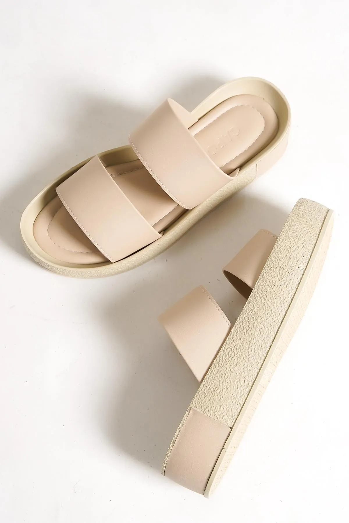 Capone Outfitters  Capone doppelgestreifte, farbenfrohe, detaillierte Damenhausschuhe mit Keilabsatz in Beige