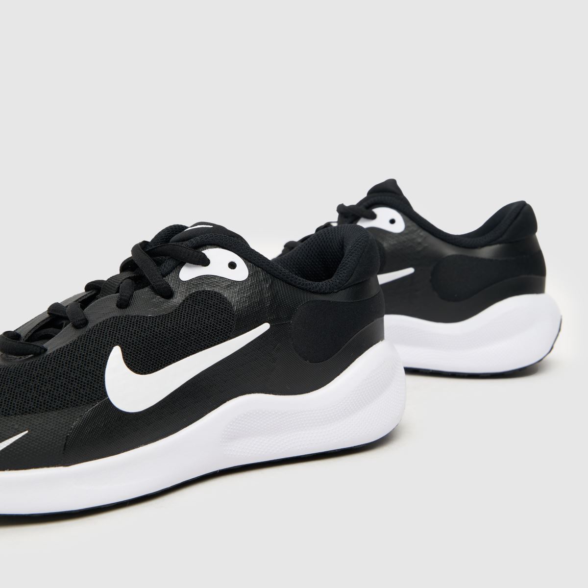 Črno-beli športni copati Nike Revolution 7 Youth