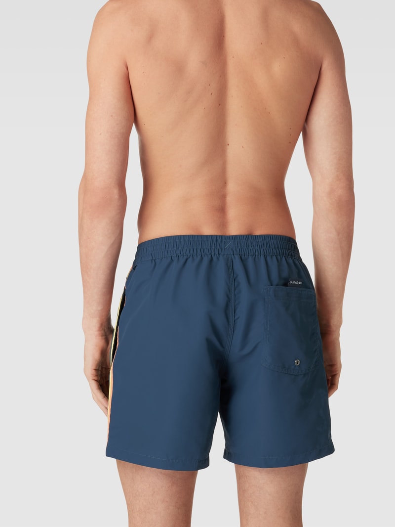 Badehose mit Kontraststreifen in dunkelblau