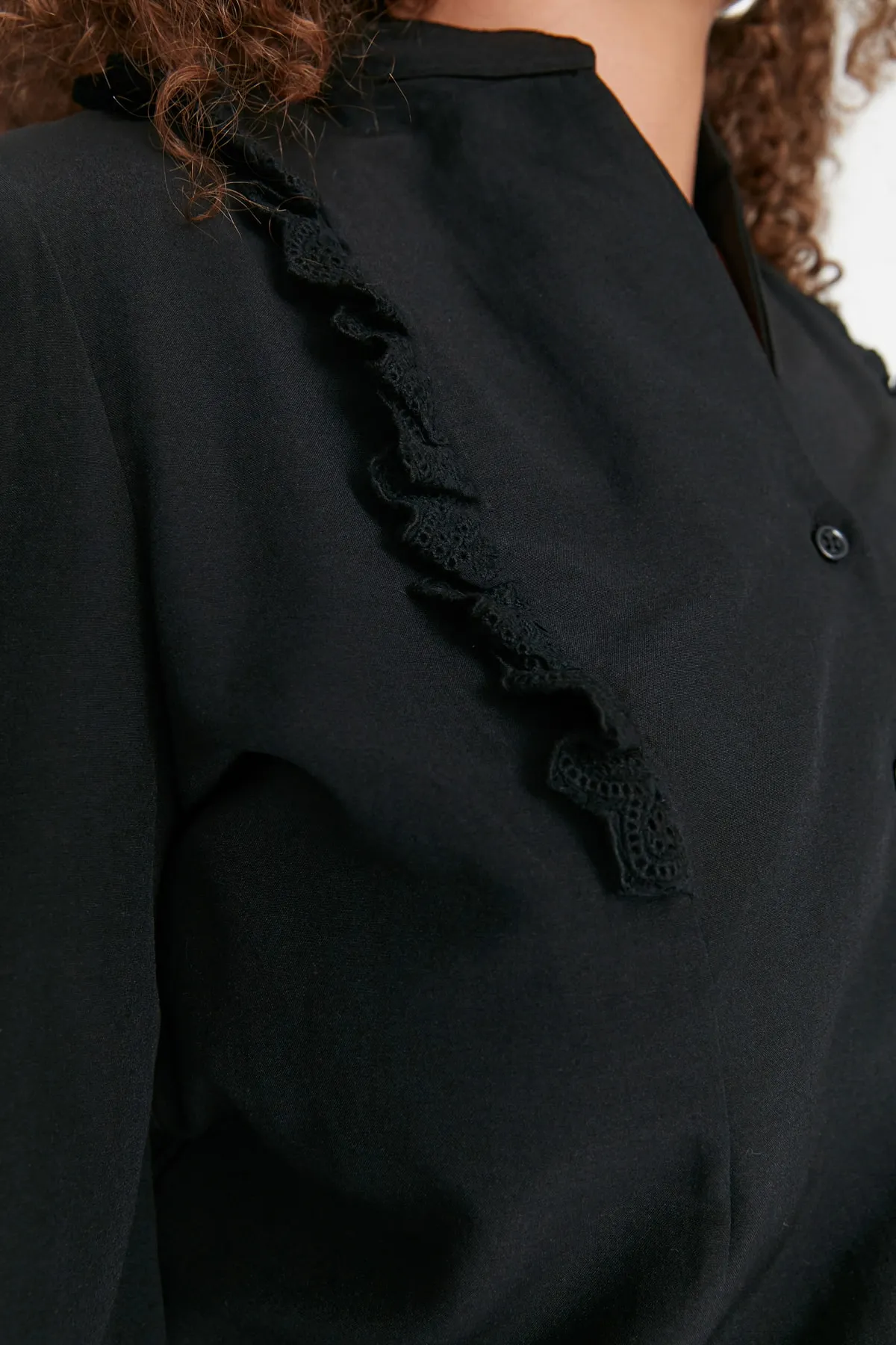 Trendyol Curve  Schwarzes Hemd mit Kragen