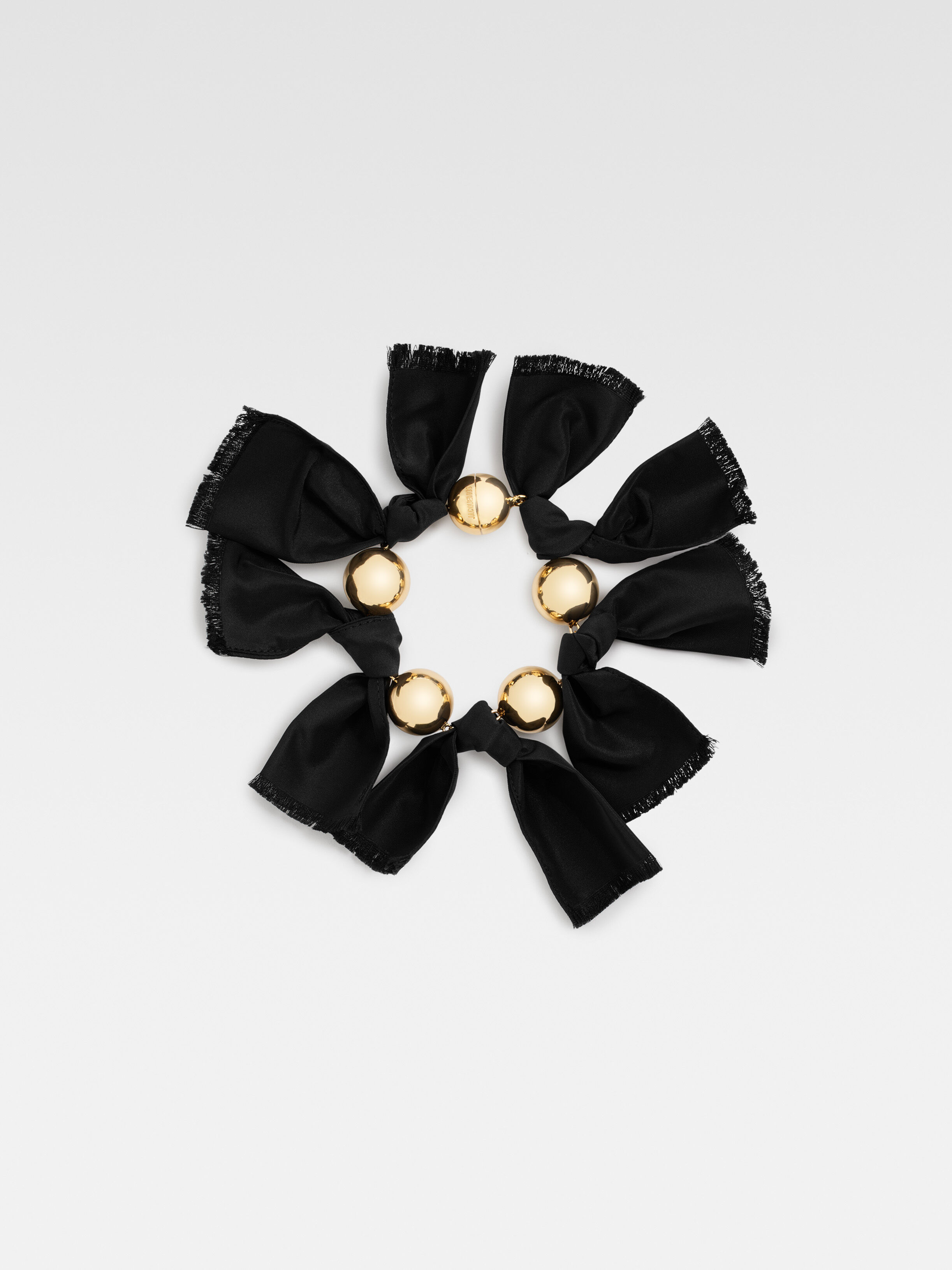 Le bracelet noeuds