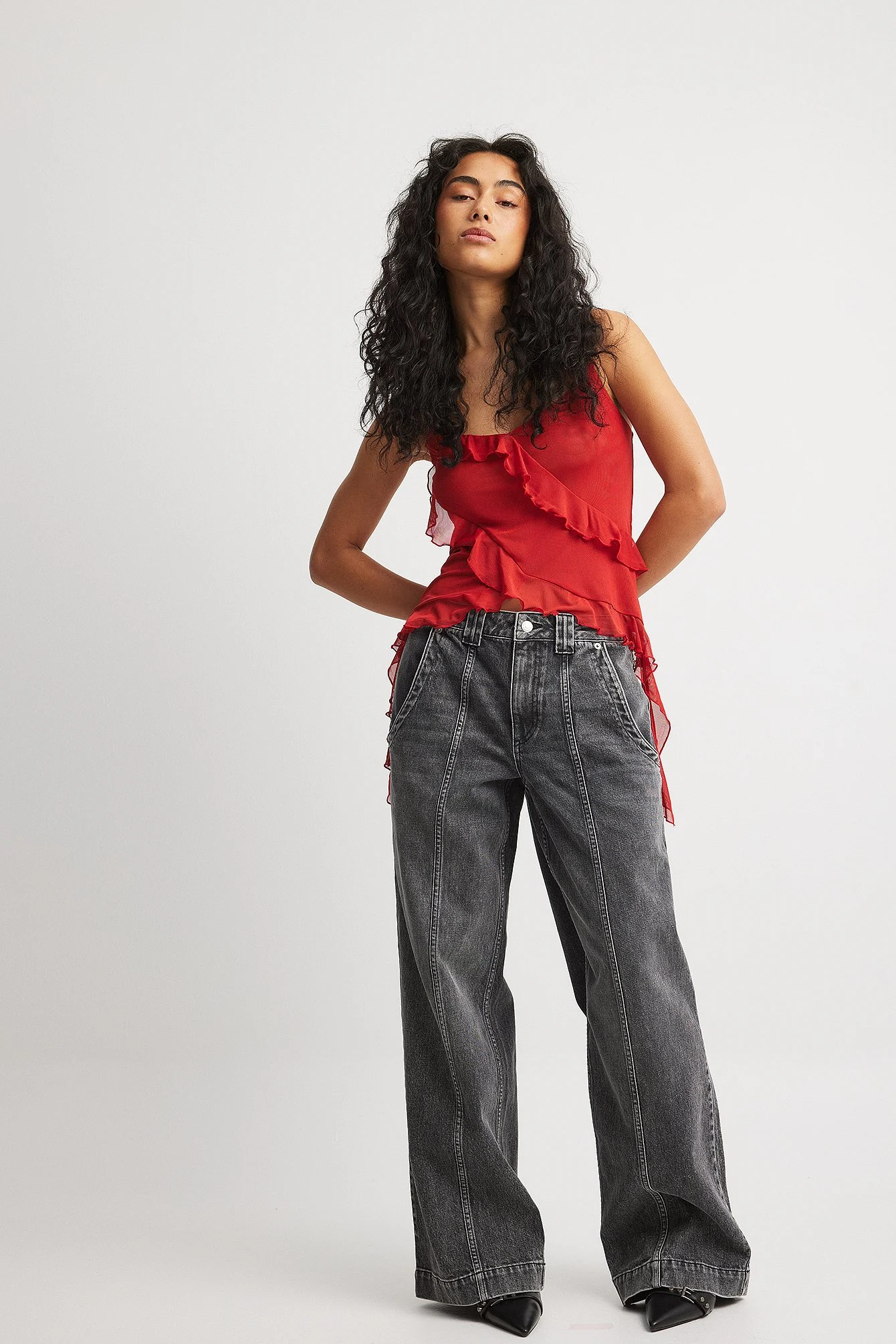Tief geschnittene Jeans mit Taschendetail