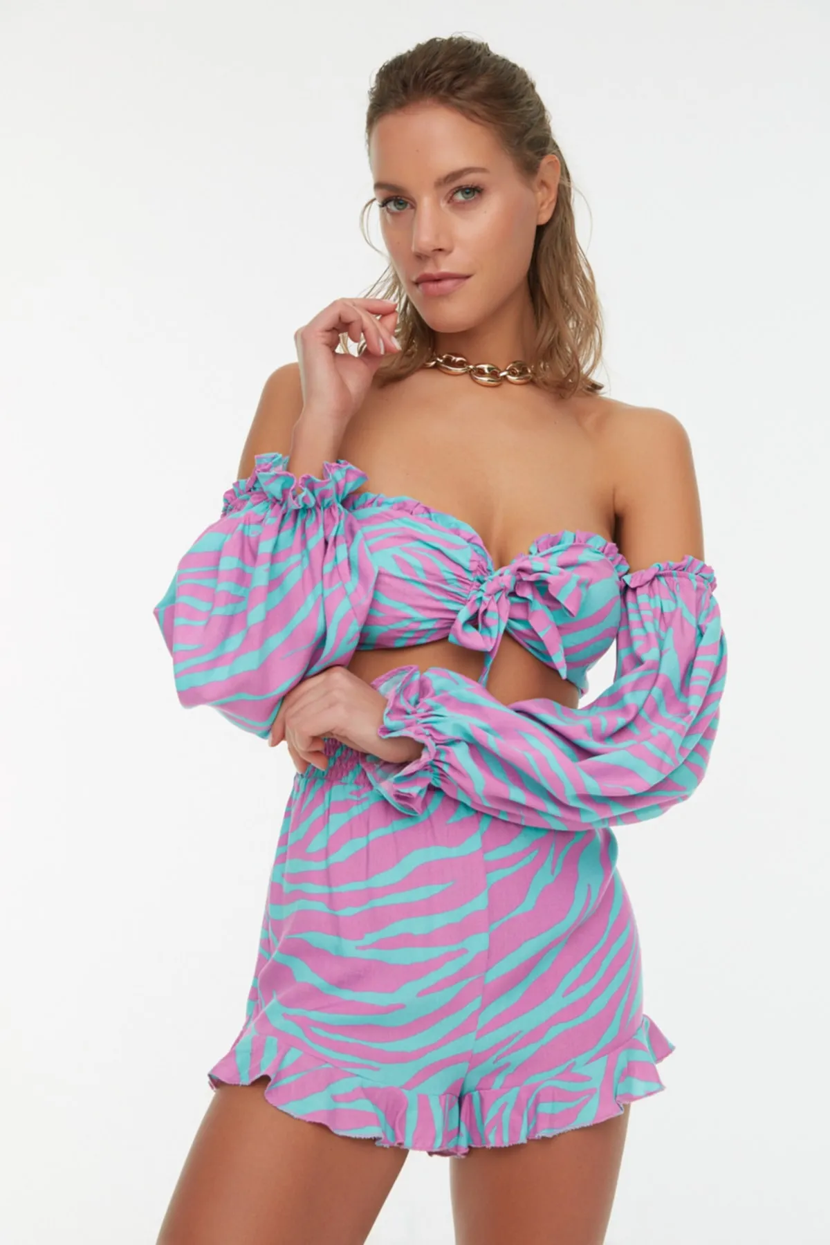 Trendyol Collection  Set aus gewebter Bluse und Shorts mit Tiermuster und Bindeband TBESS22AU0016
