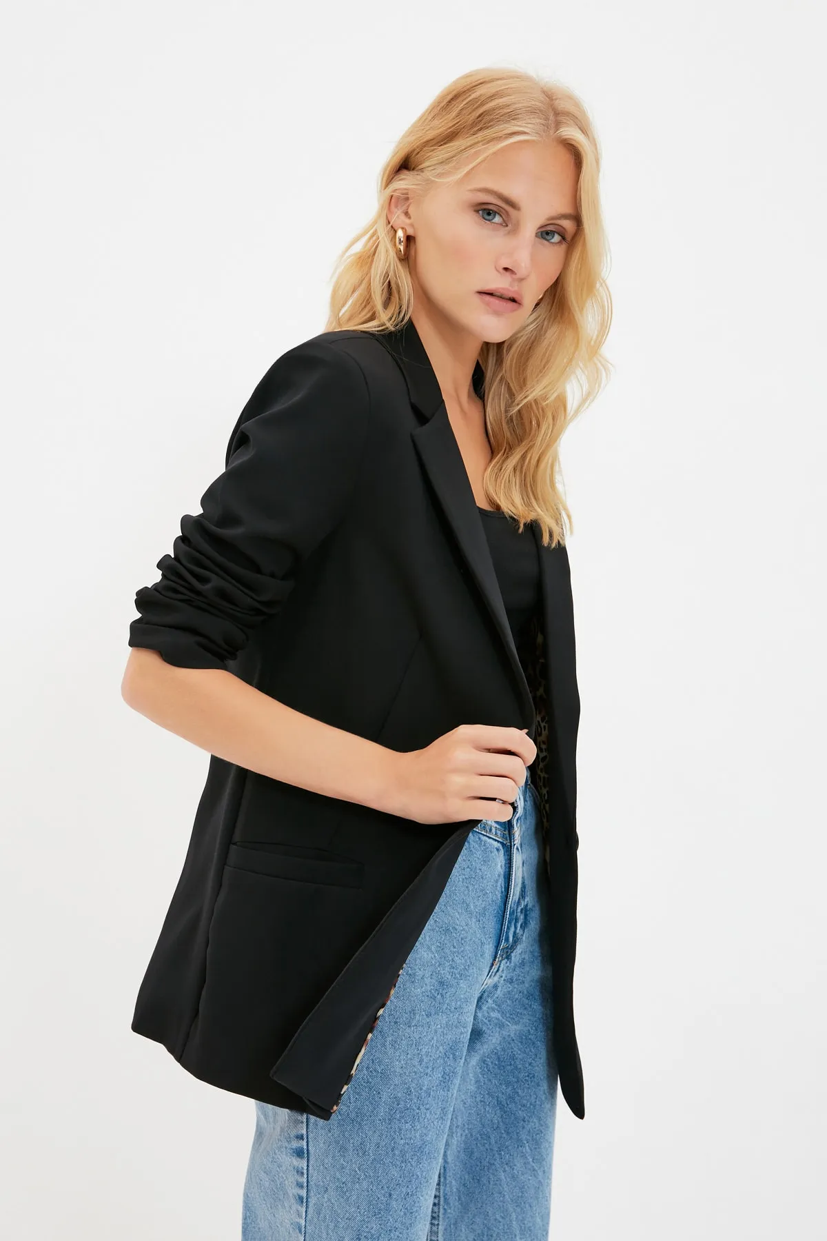 Trendyol Collection  Schwarze Blazerjacke mit normalem Futter und detailliertem Webmuster TWOAW20CE0316