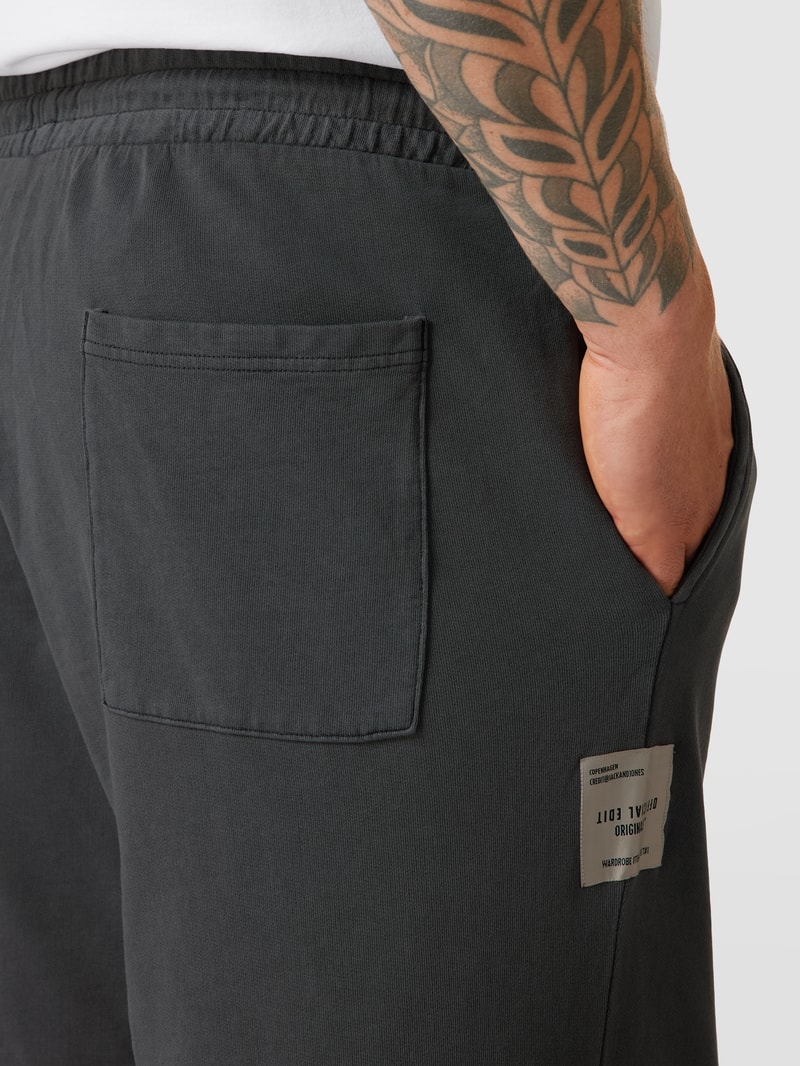PLUS SIZE Sweatshorts mit Label-Patch in dunkelgrau