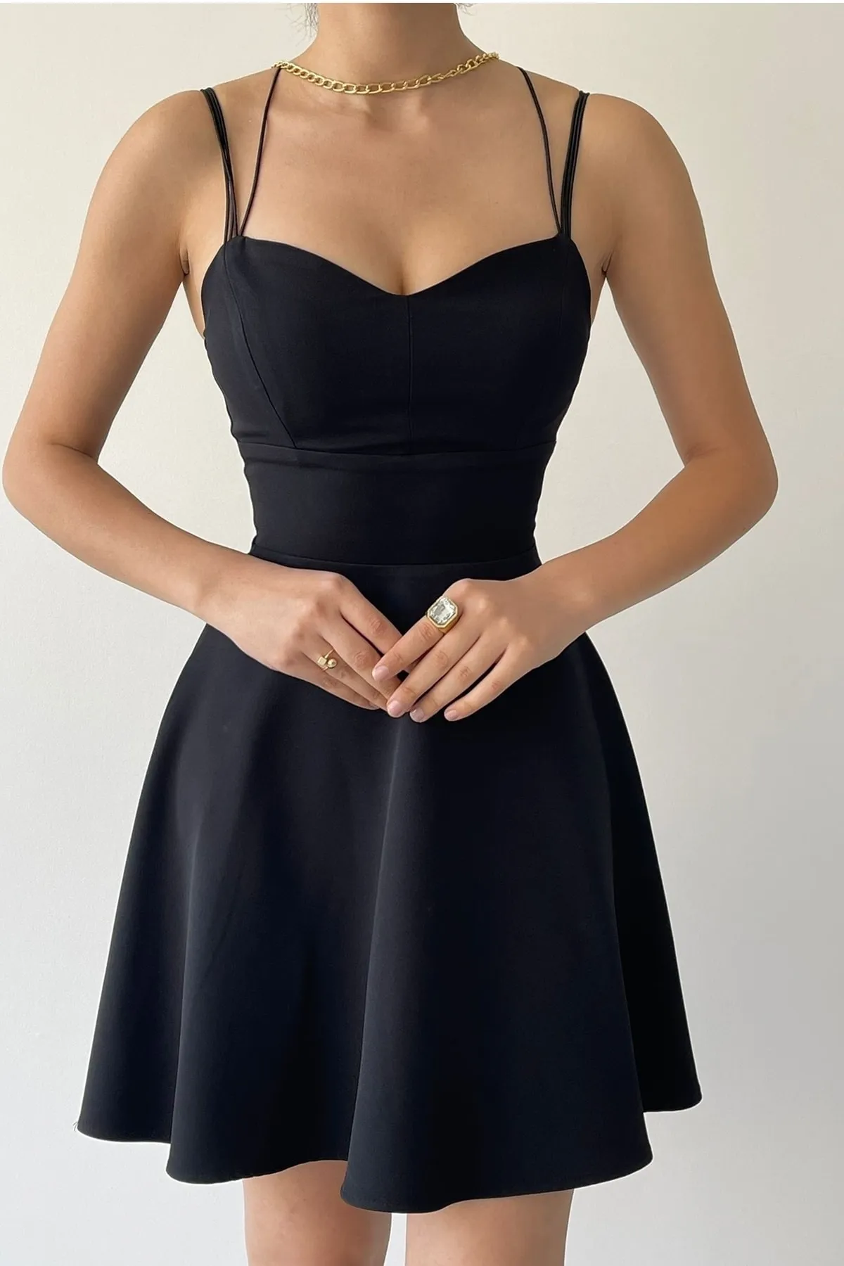 lovebox  Dünne Träger, tief sitzend, V-Ausschnitt, ausgestelltes schwarzes Abendkleid und schwarzes Abschlusskleid 114