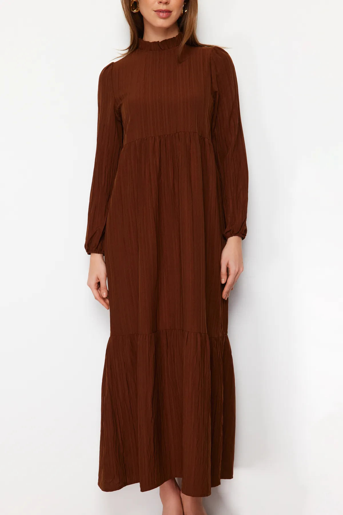 Trendyol Modest  Braunes Crinkle-Gewebtes Kleid mit Stehkragen und weiter Passform TCTSS22EB00171