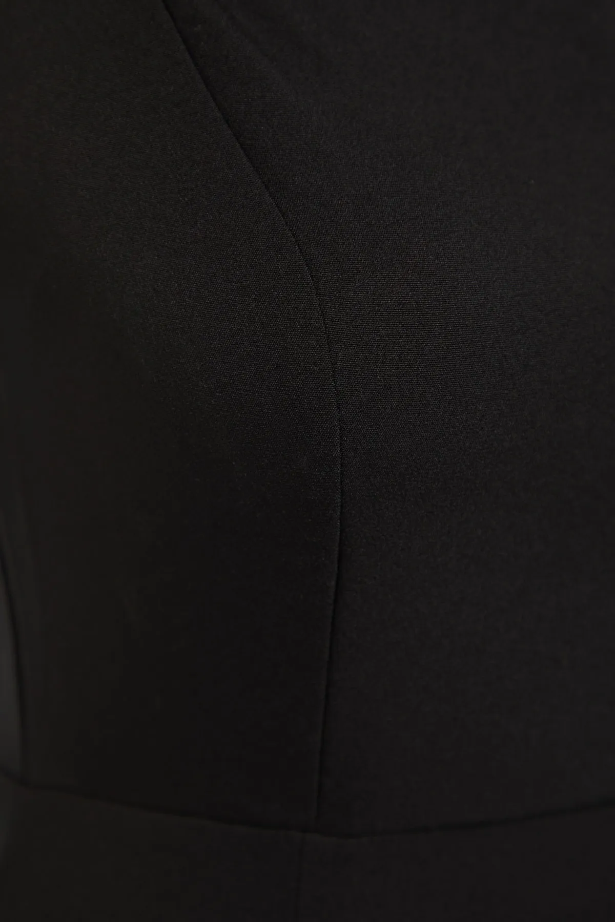 Trendyol Collection  Schwarzes, figurbetontes Midi-Webkleid mit Schlitz und Trägern TWOSS19BB0216