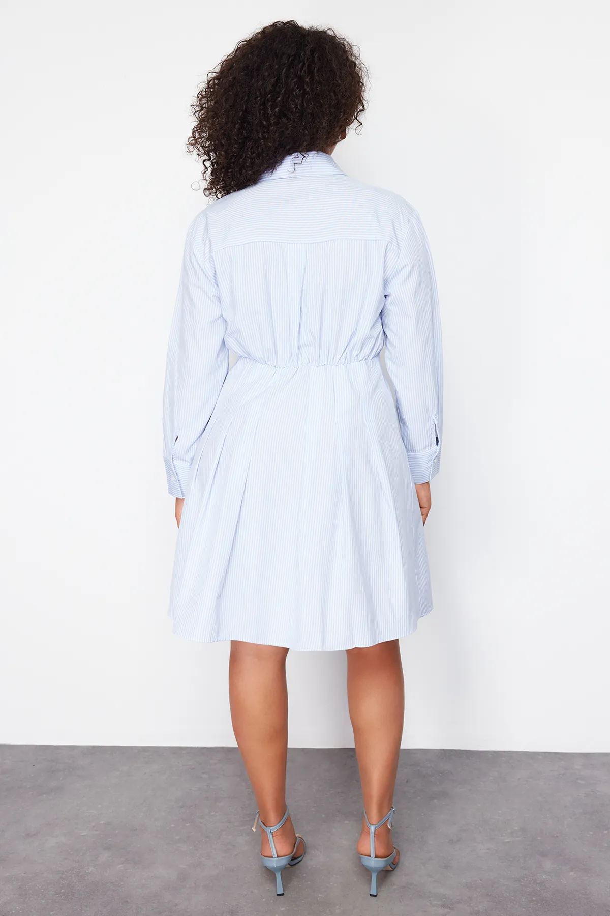 Trendyol Curve  Blaues, gewebtes Popeline-Kleid in Übergröße