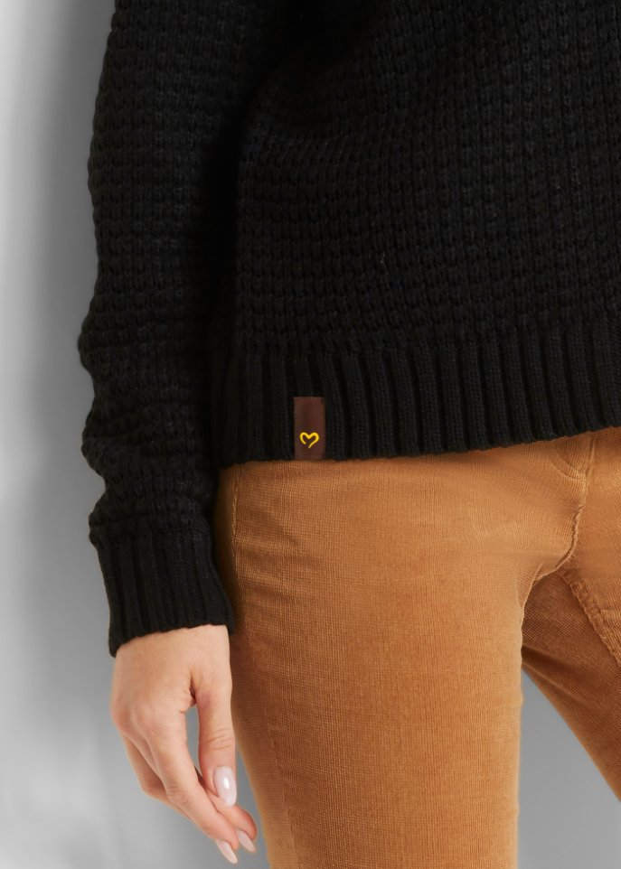 Strickjacke mit großen Knöpfen und Kapuze