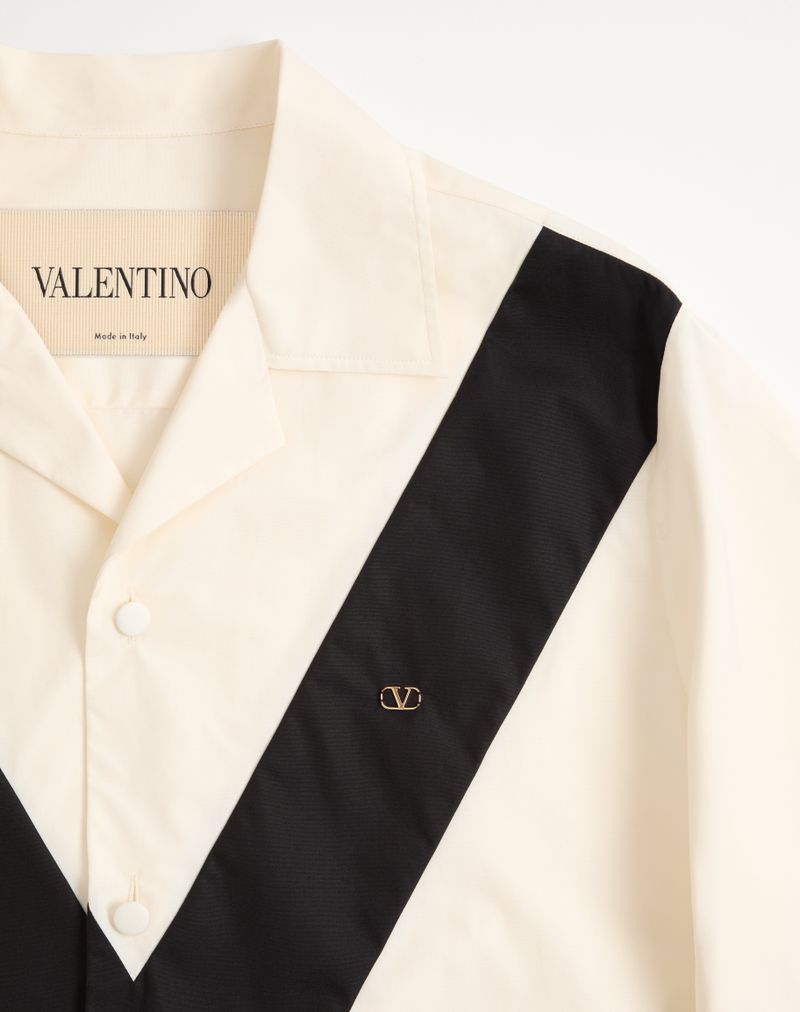 Valentino bowlingskjorte i bomuldspoplin med indlagt V-logo og V-logomærke