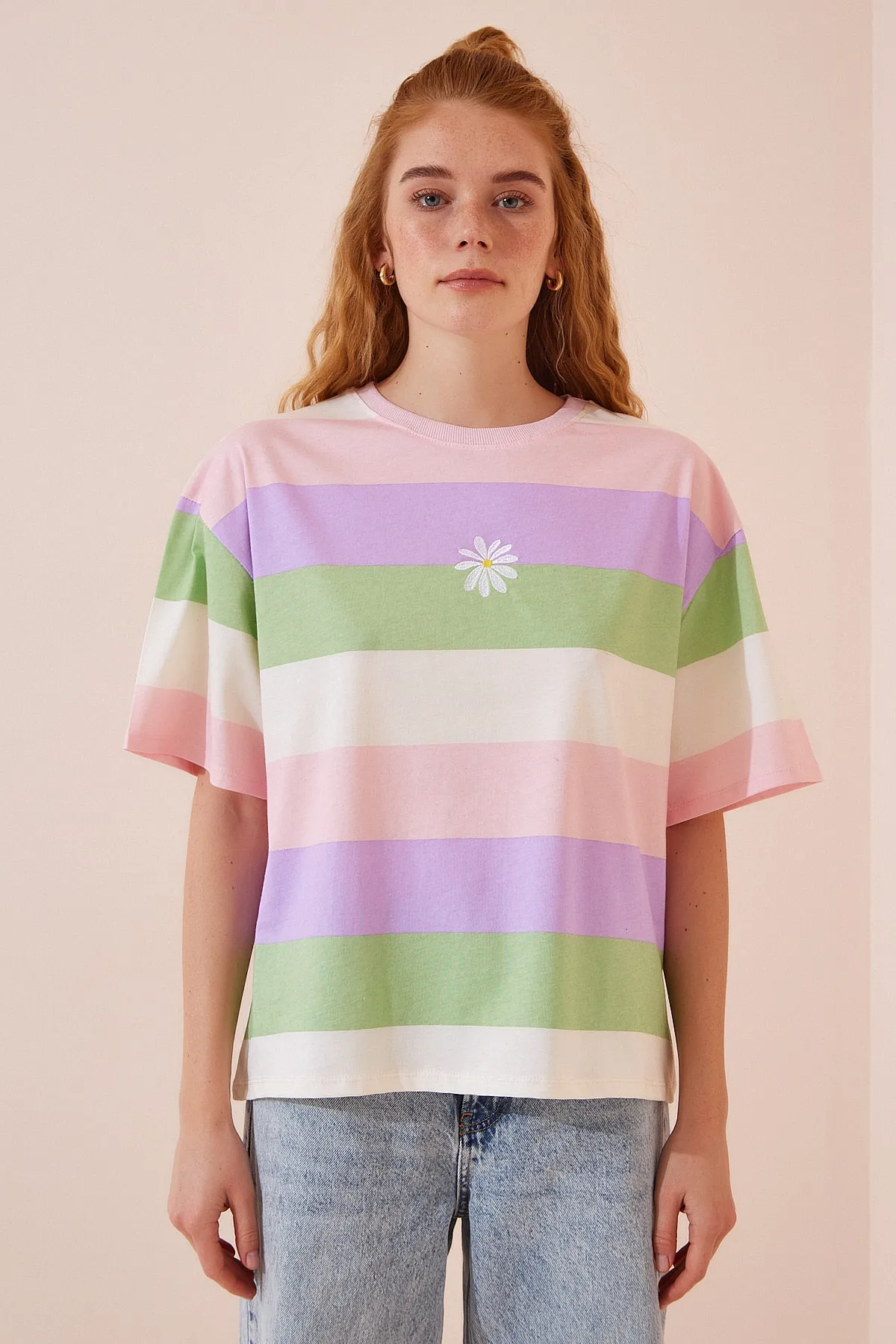 Happiness İstanbul  Rosa-grünes, mit Blumen besticktes, gestreiftes Baumwoll-Strick-T-Shirt für Damen CR00402