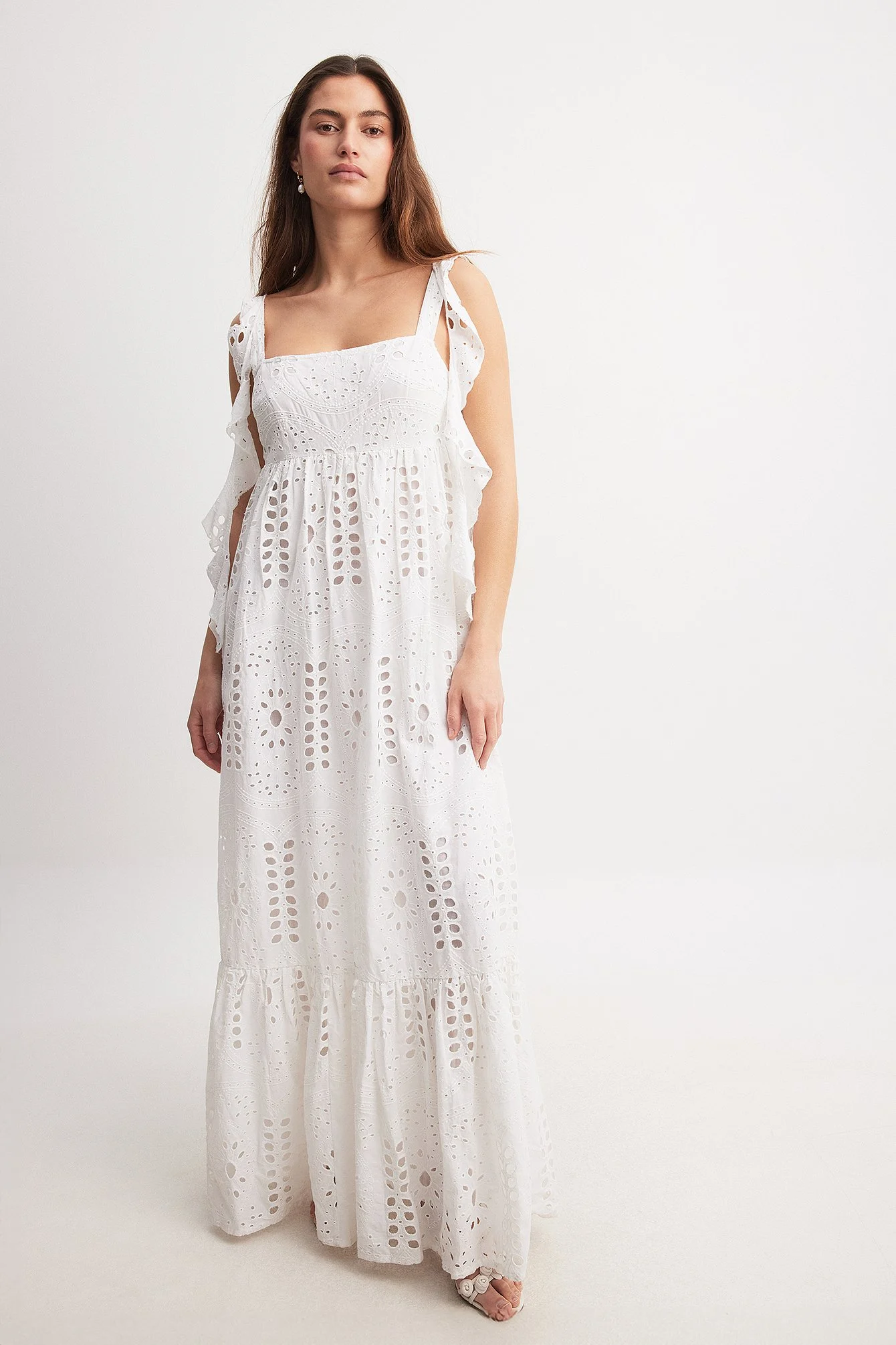 Maxikleid mit Anglaise-Stickerei und Rüschen an den Schultern