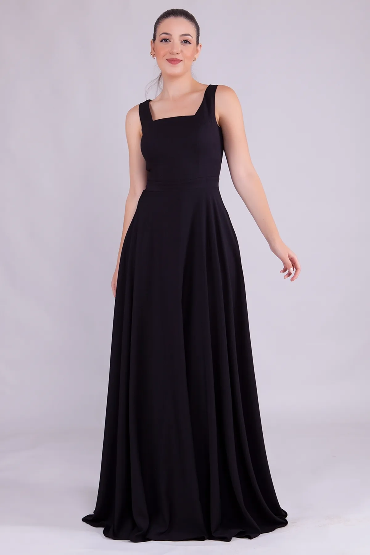 lovebox  Schwarzes Damenkleid aus Atlasstoff mit quadratischem Kragen und dicken Trägern in Maxilänge 413
