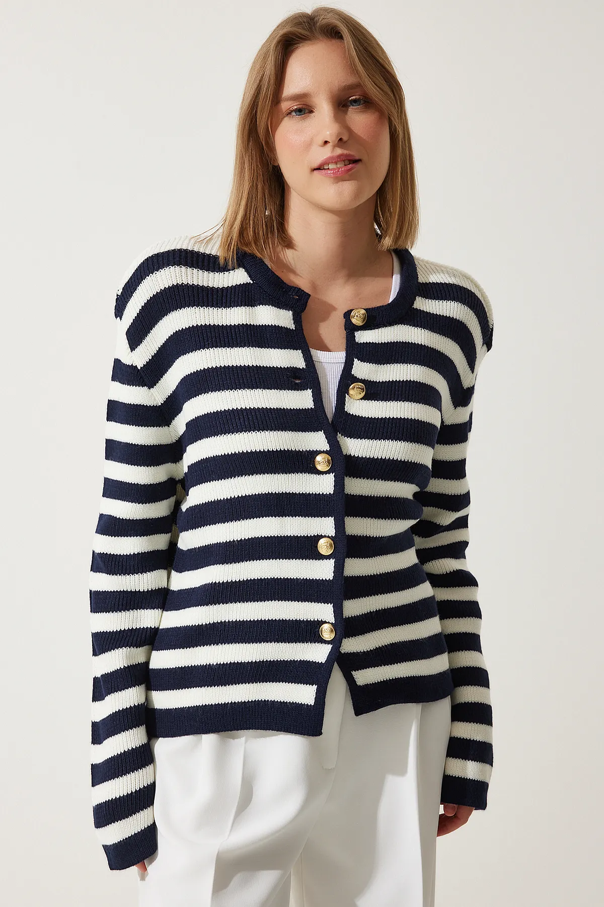 Happiness İstanbul  Gepolsterte Strickjacke mit Streifenmuster in Ecru/Marineblau für Damen US00859