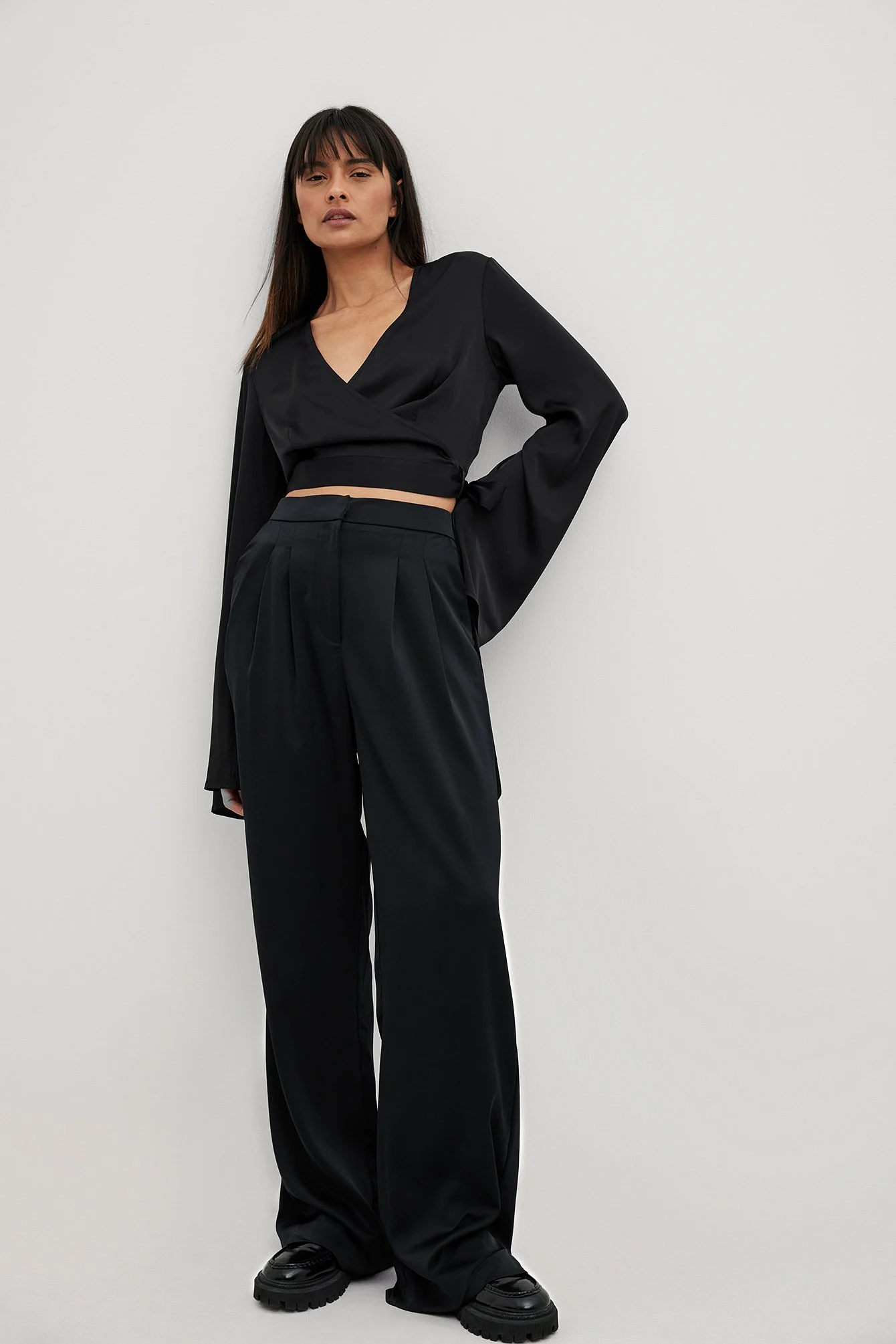 Wickelbluse aus Satin mit Trompetenärmeln