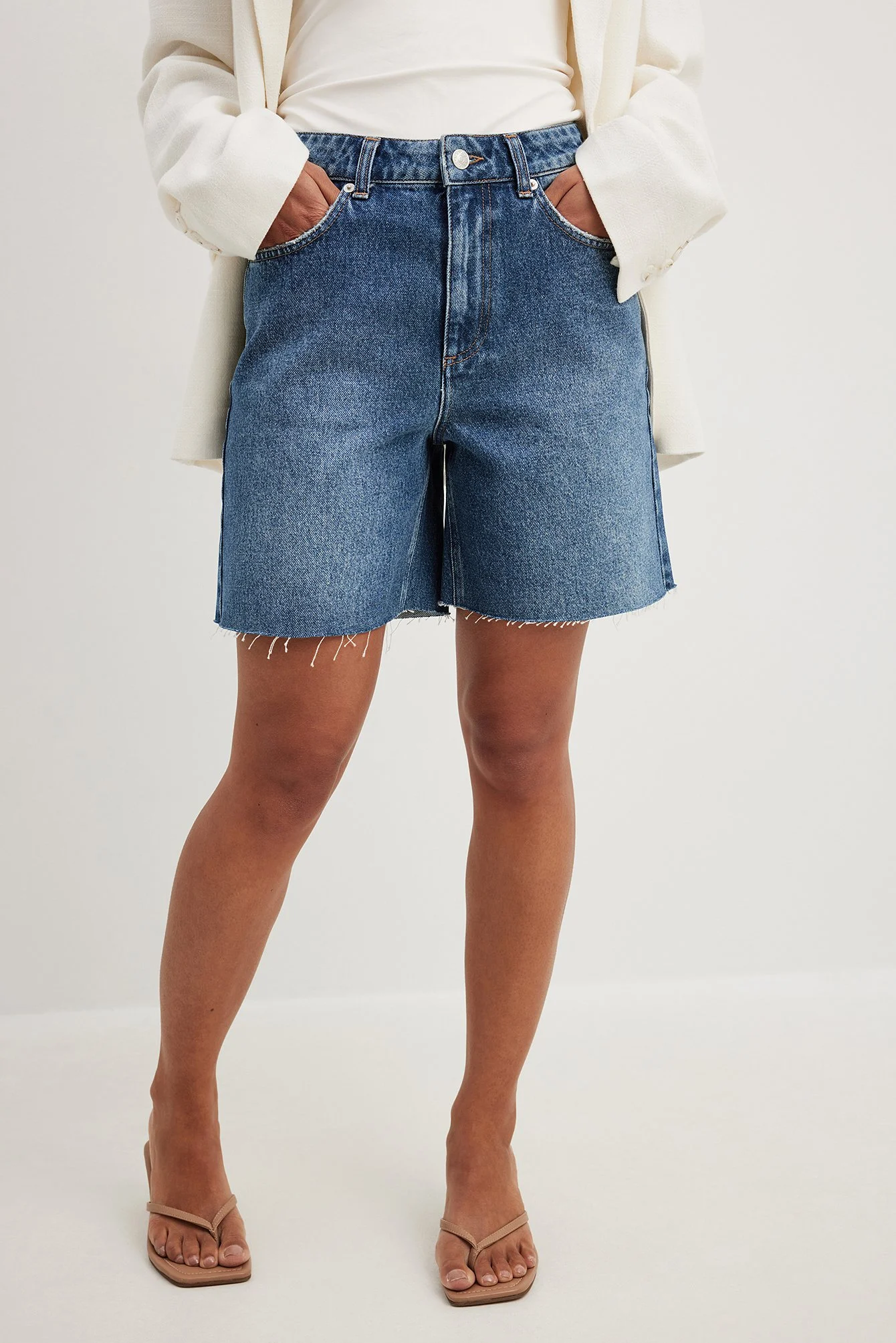 Hochtaillierte Denim-Shorts mit rohem Saum