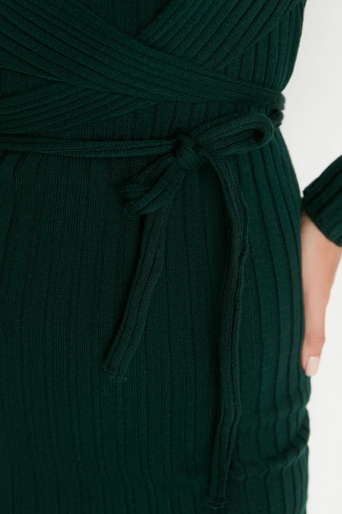 Trendyol Collection  Smaragdgrünes, detailliertes Strickkleid mit Krawatte TWOAW23EL00027