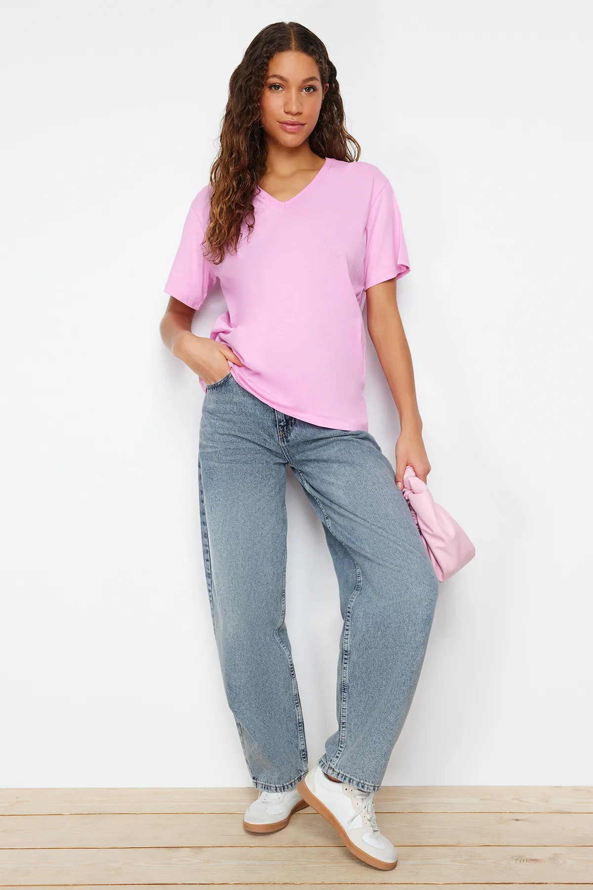 Trendyol Collection  Rosa, 100 % Baumwolle, Oversize/Weite Passform, V-Ausschnitt, Strick-T-Shirt TWOSS23TS00003