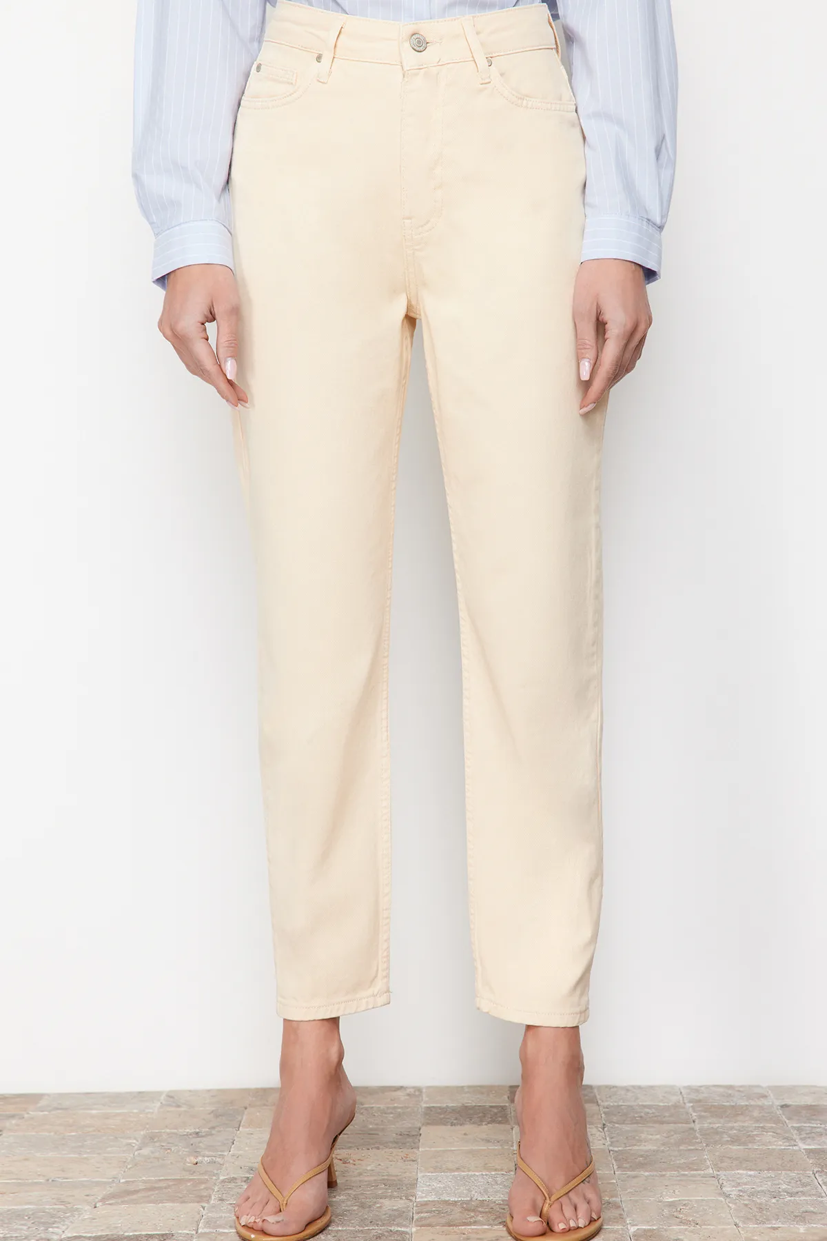 Trendyol Collection  Beige Mom-Jeans mit hoher Taille TWOAW24JE00076