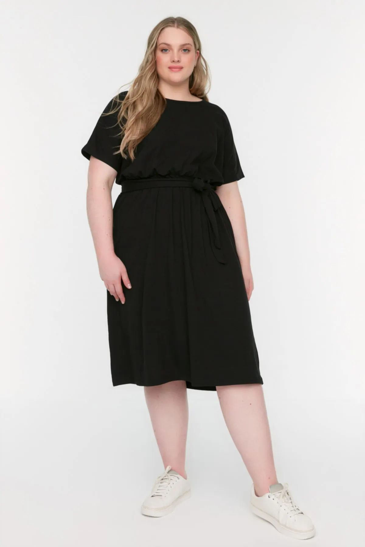 Trendyol Curve  Schwarzes Strickkleid mit Rundhalsausschnitt und Gürtel TBSSS22AH0242
