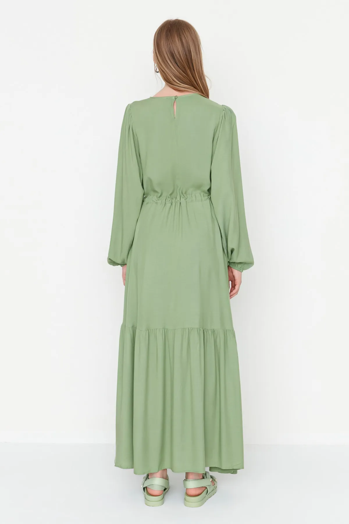 Trendyol Modest  Grünes, weit geschnittenes, gewebtes Kleid mit Bindedetail in der Taille TCTSS22EB00133