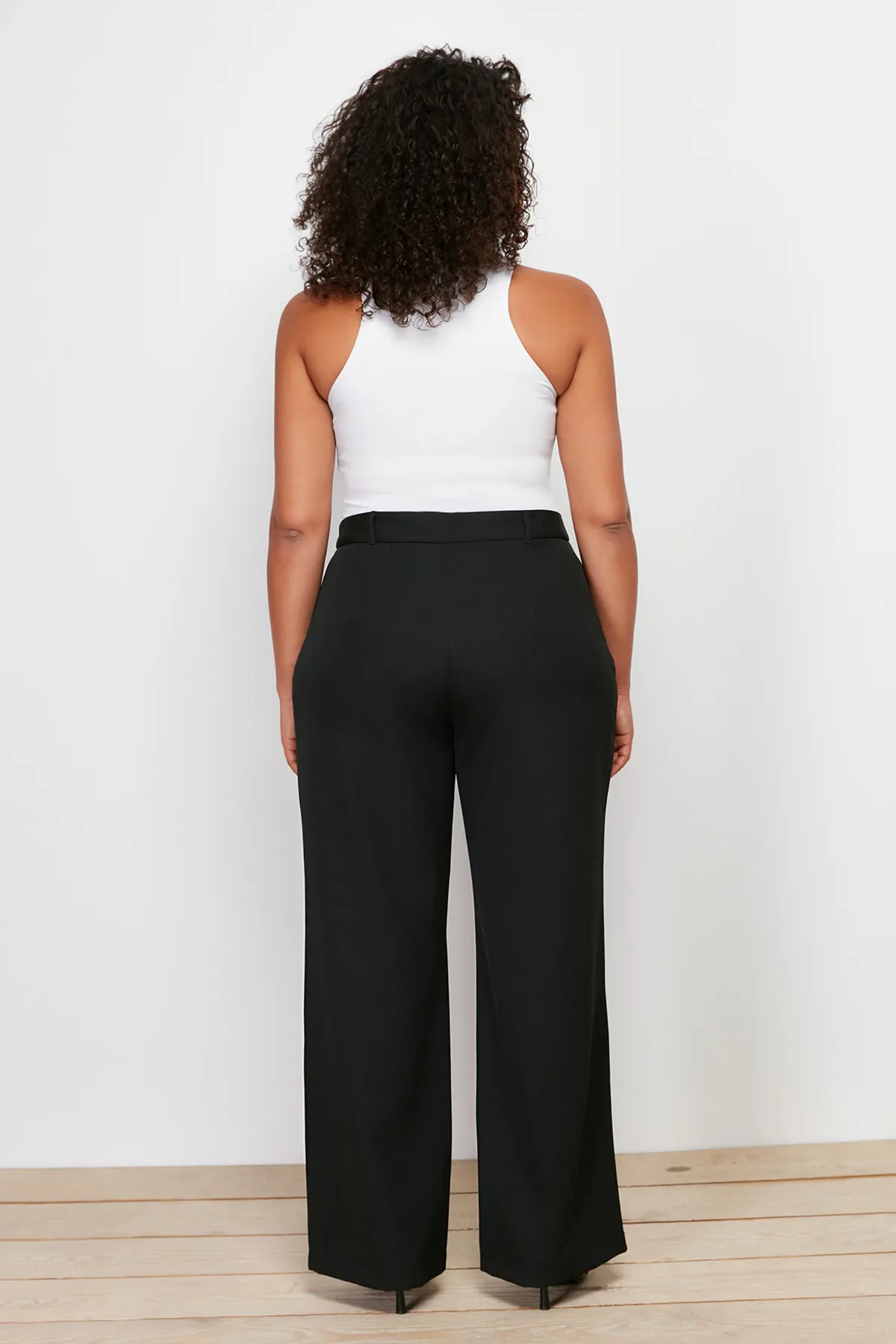 Trendyol Curve  Schwarze High Waist Wide Leg Plissee Webhose mit weitem Bein TBBSS24AR00019