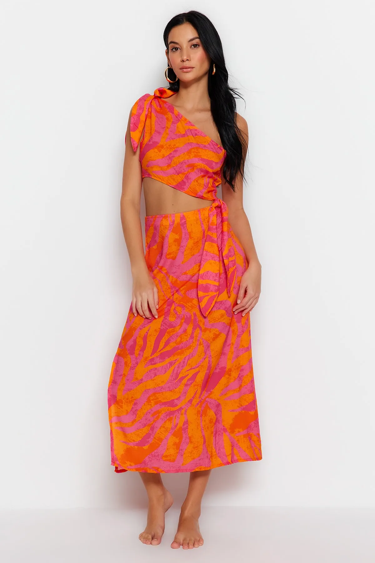 Trendyol Collection  Abstrakt gemustertes, gewebtes Maxi-Strandkleid mit Ausschnitt/Fenster und einer Schulter TBESS23EL00271