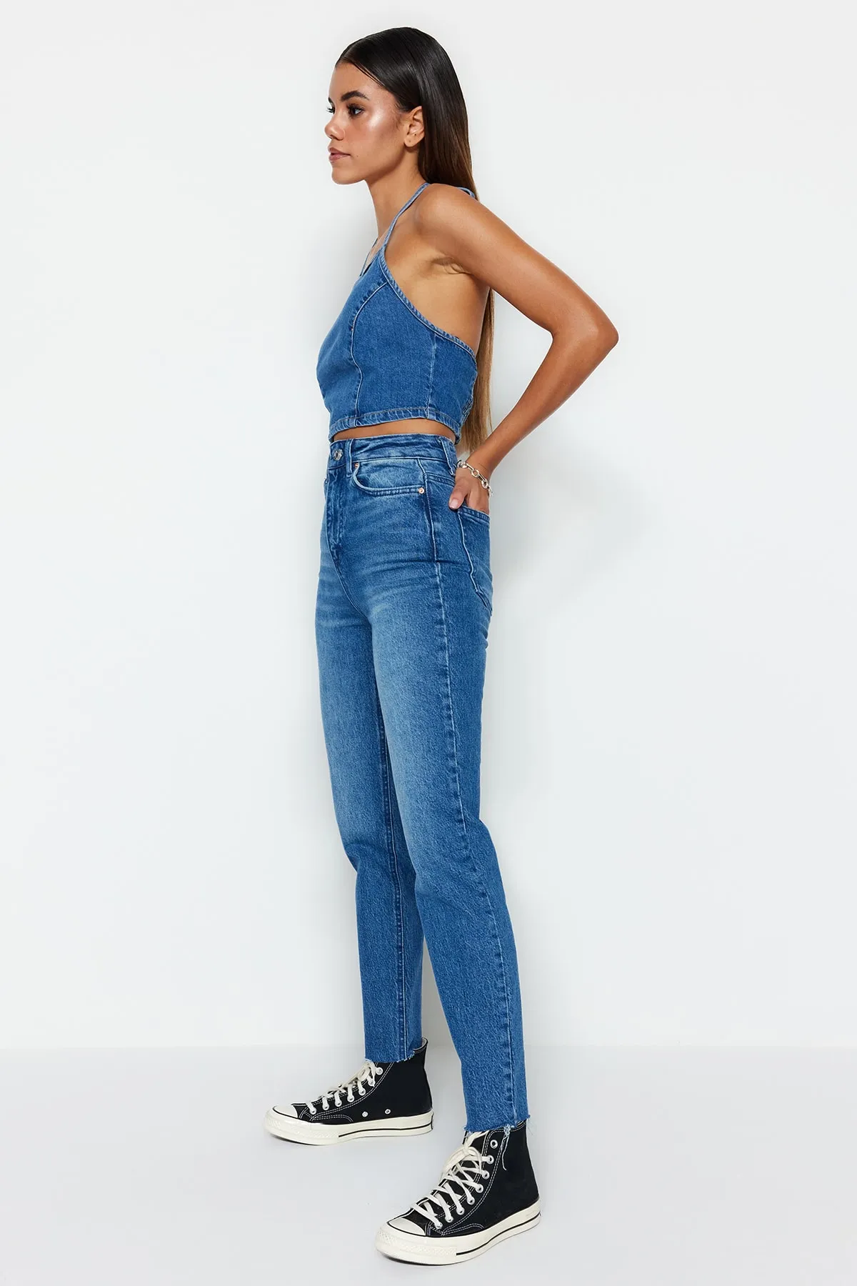 Trendyol Collection  Blaue Slim-Mom-Jeans mit hoher Taille TWOSS23JE00094