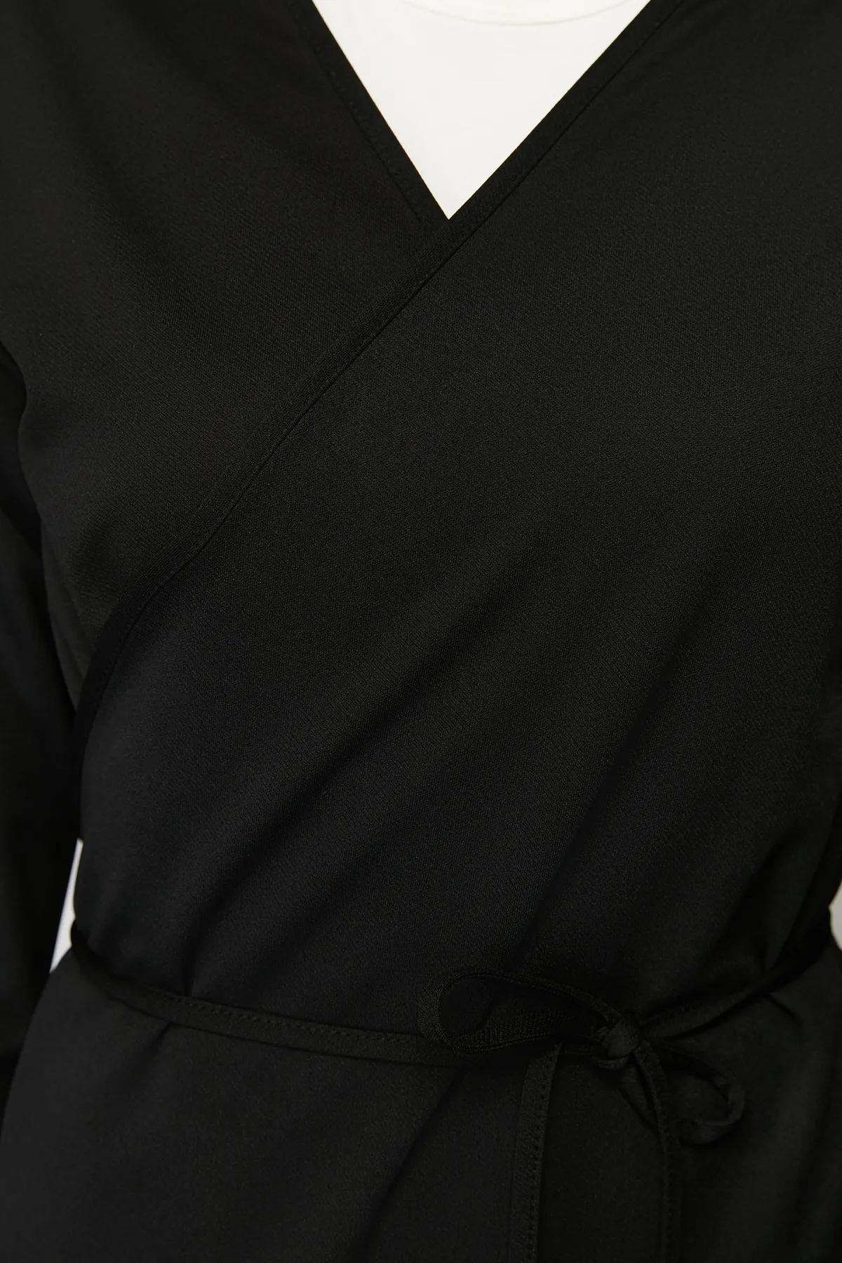 Trendyol Modest  Schwarzes, zweireihiges, schlicht gestricktes Gebetskleid mit Kragen und Gürtel TCTSS24EB00158