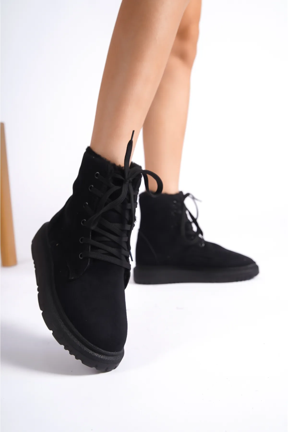 Capone Outfitters  Damenstiefel aus Lammfell mit runder Zehenpartie