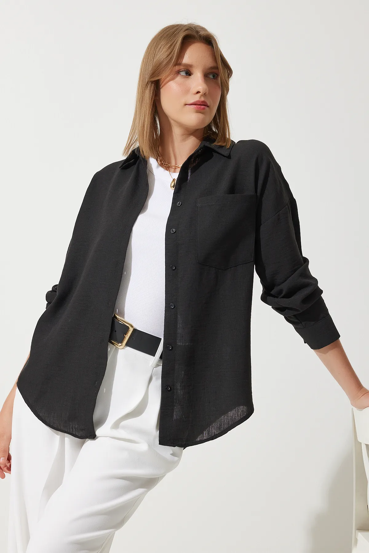 Happiness İstanbul  Schwarzes Oversize-Leinenhemd von Ayrobin für Damen DD01222