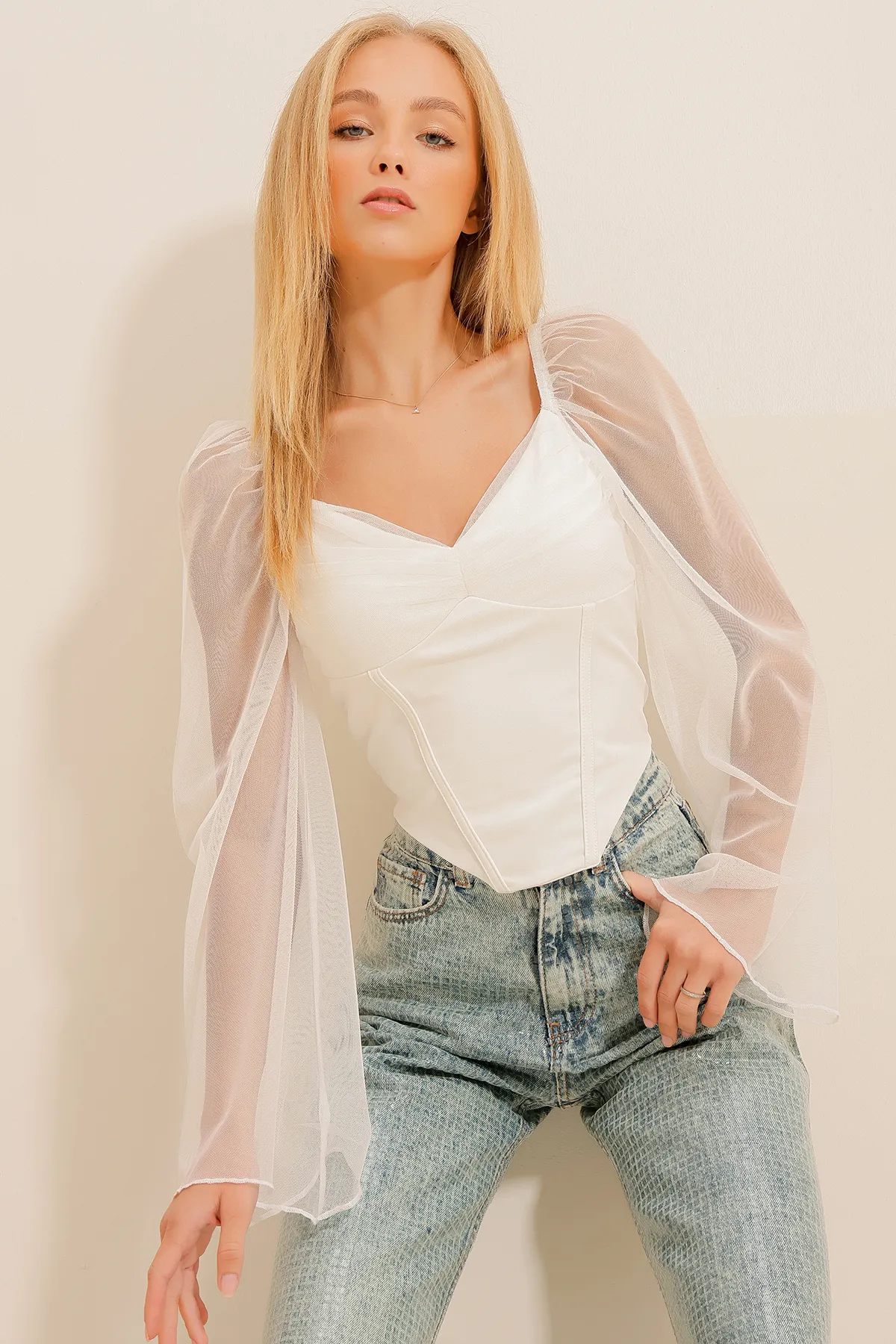 Trend Alaçatı Stili  Weiße Kurzbluse mit Kusskragen für Damen, Tüllärmeln und Nähdetail ALC-X11124