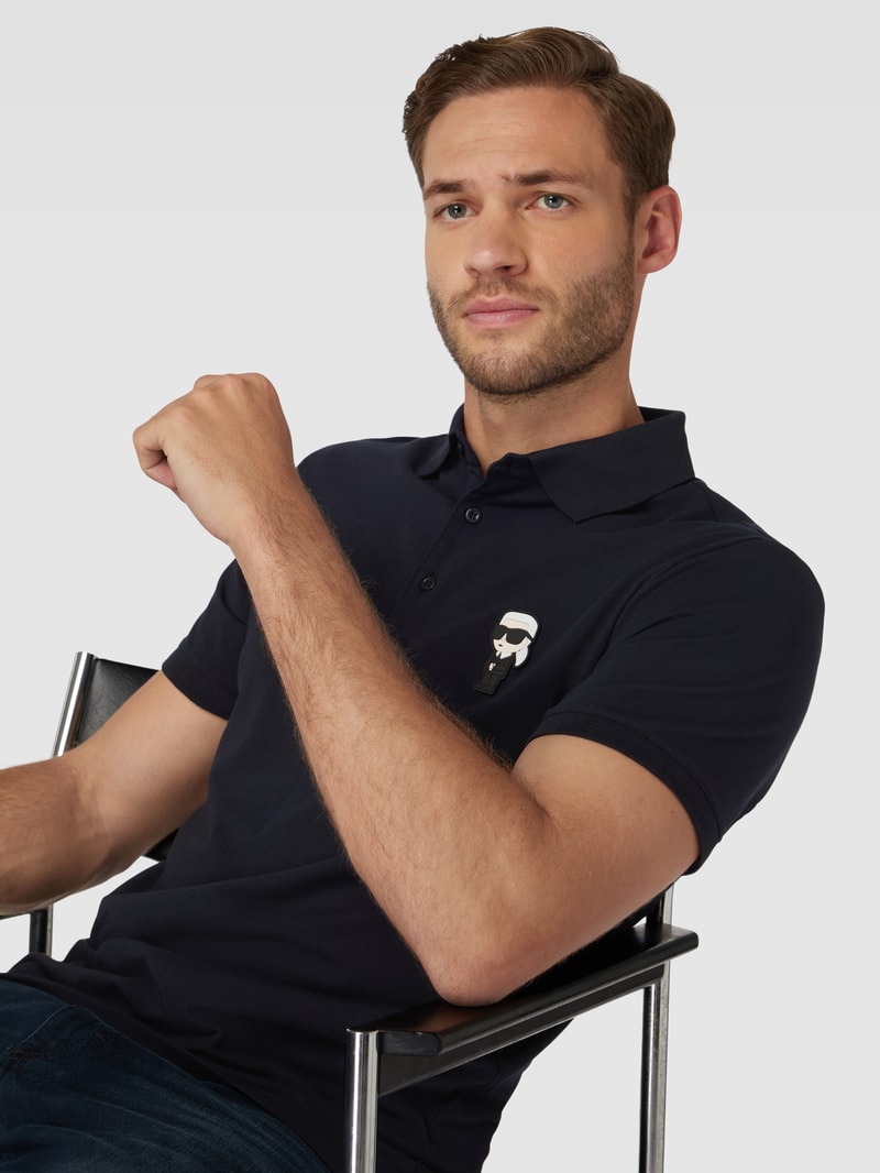 Poloshirt mit Motiv-Patch in dunkelblau