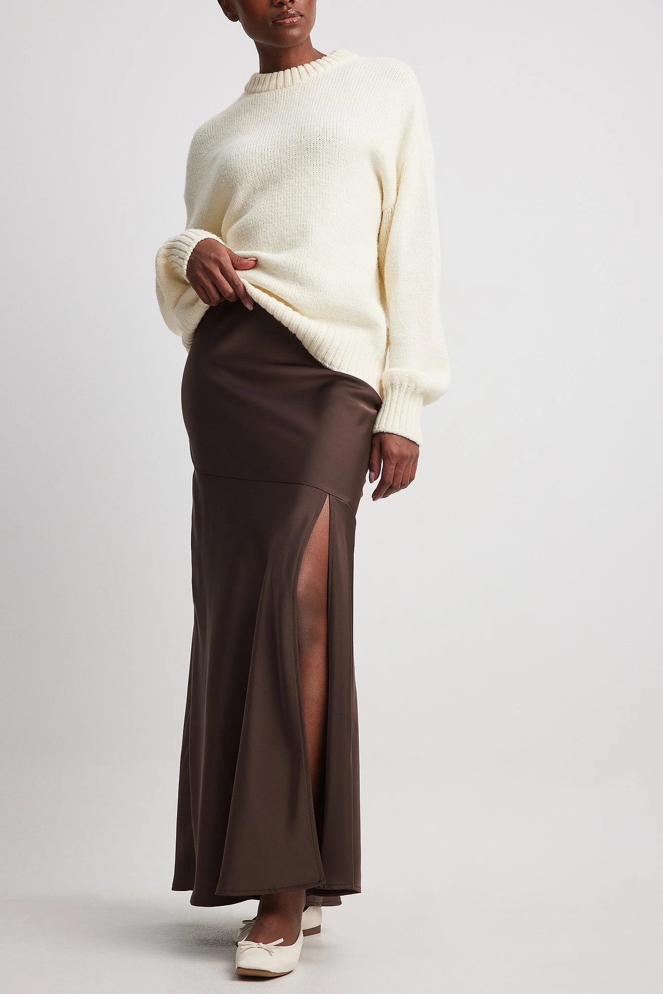 Asymmetrischer Satin-Maxirock mit Nahtdetails