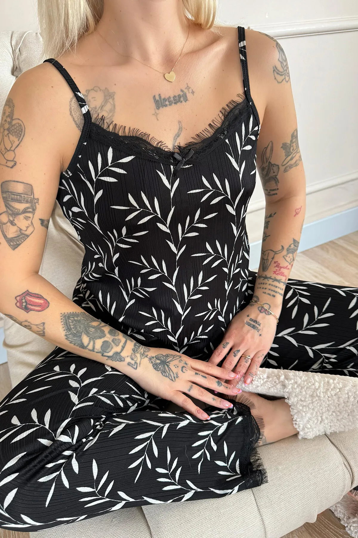 Pijamaevi  Gestricktes Damen-Pyjama-Set aus schwarzem Olivenzweig mit Spitze und Seilriemen
