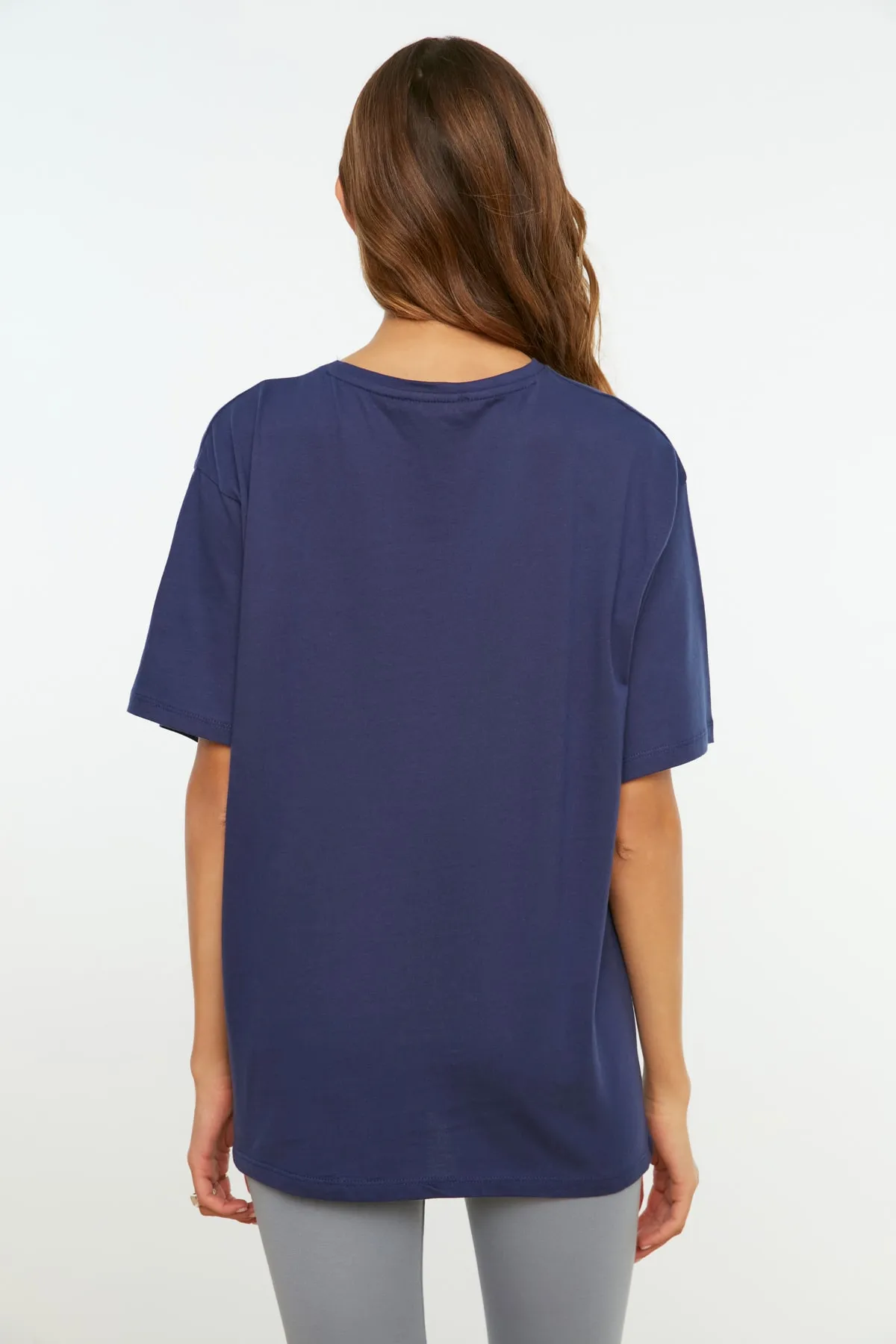 Trendyol Collection  Marineblaues Boyfriend-Strick-T-Shirt aus 100 % Baumwolle mit weitem Schnitt und Rundhalsausschnitt TWOSS20TS0134