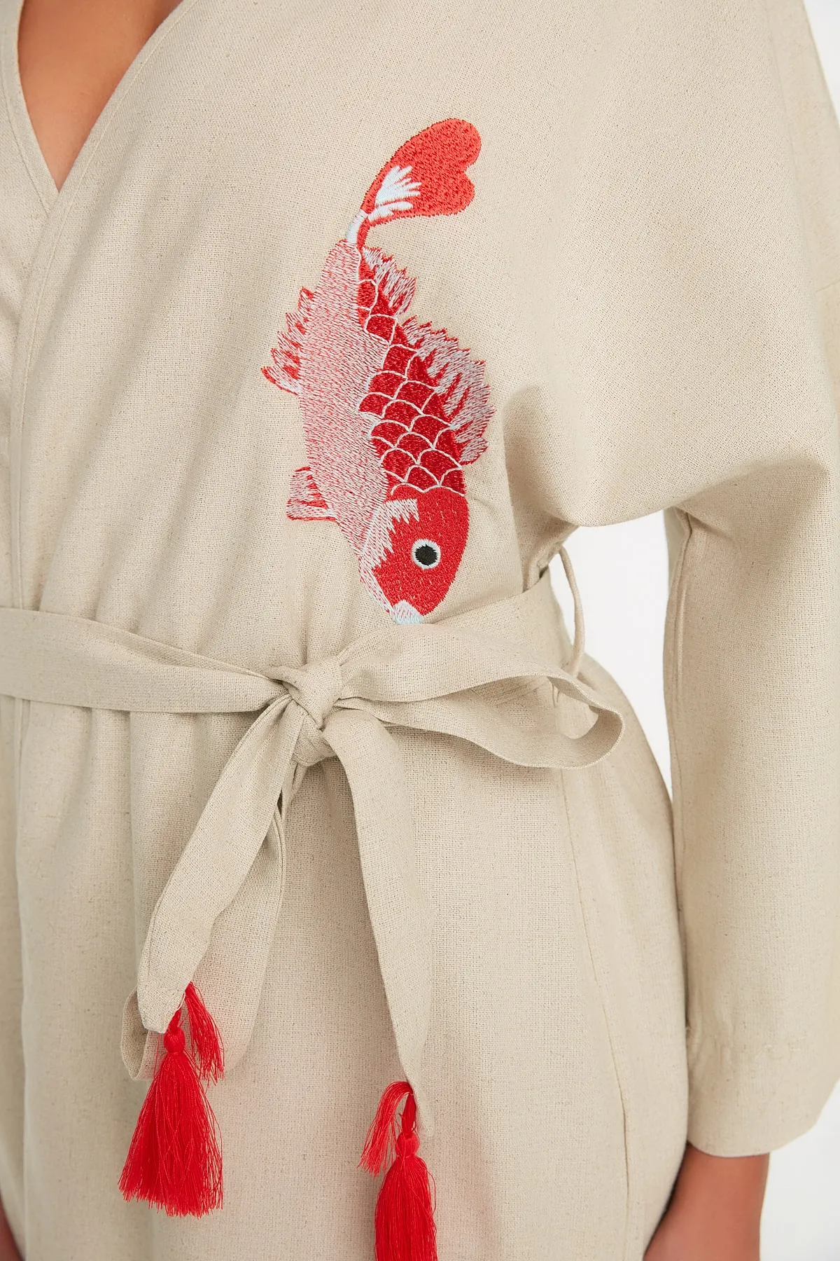 Trendyol Collection  Korallenroter Maxi-Kimono und Kaftan aus gewebter, bestickter Leinenmischung mit Gürtel, 100 % Baumwolle, TBESS20KM0051
