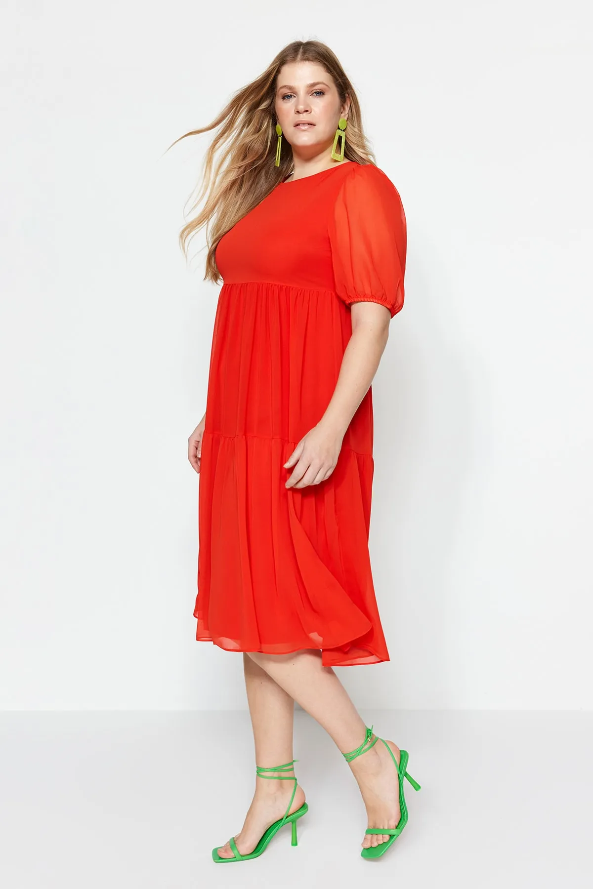 Trendyol Curve  Rotes gewebtes Chiffonkleid mit Ballonärmeln TBBSS23AH00041
