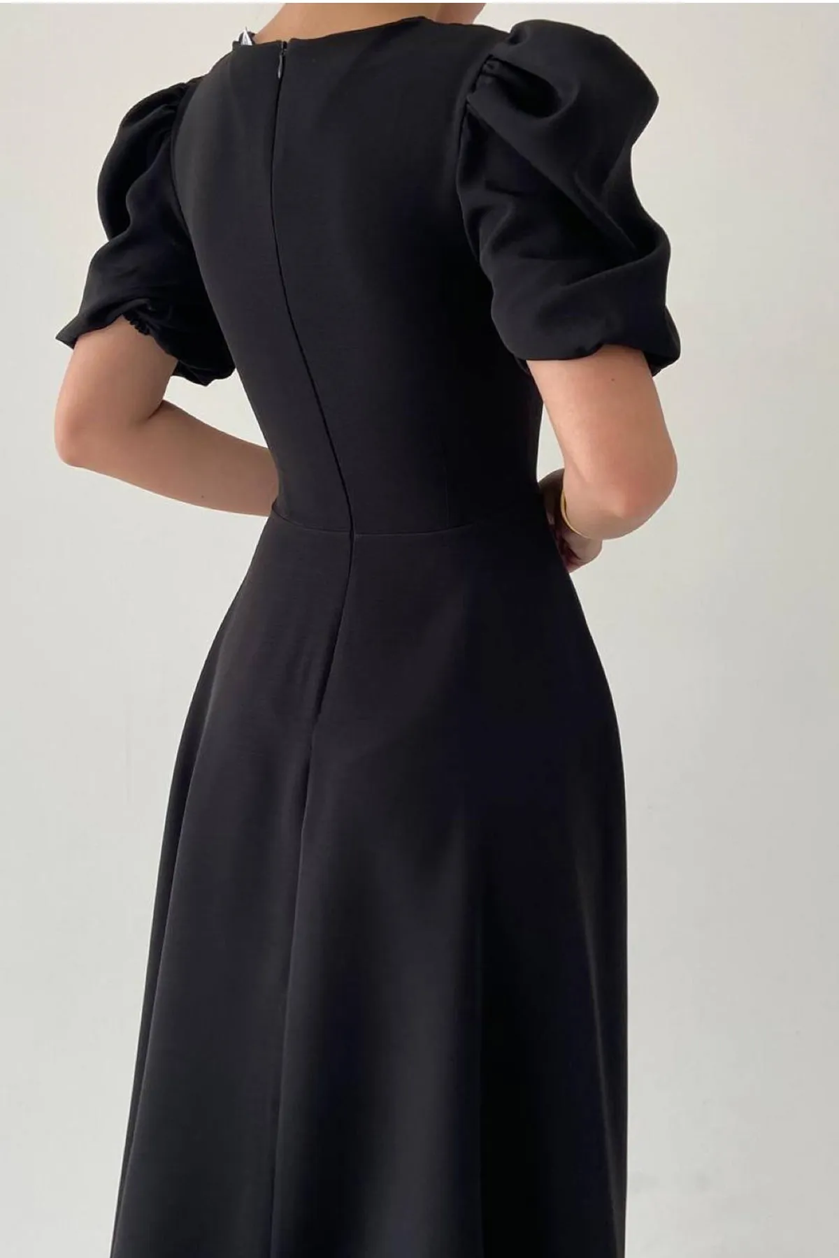 lovebox  Damen-Abendkleid aus Atlas-Stoff mit Rundhalsausschnitt, Prinzessinnenärmeln, Midi-Schwarz, 220