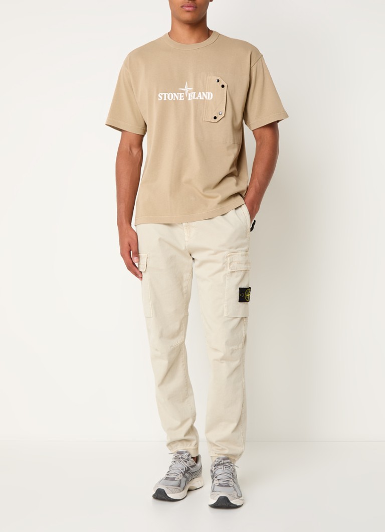 Tricou Stone Island 21079 cu logo imprimat și buzunar la piept.